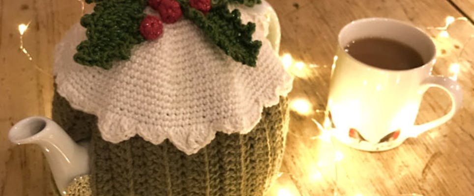 Crochet a Christmas tea cosy