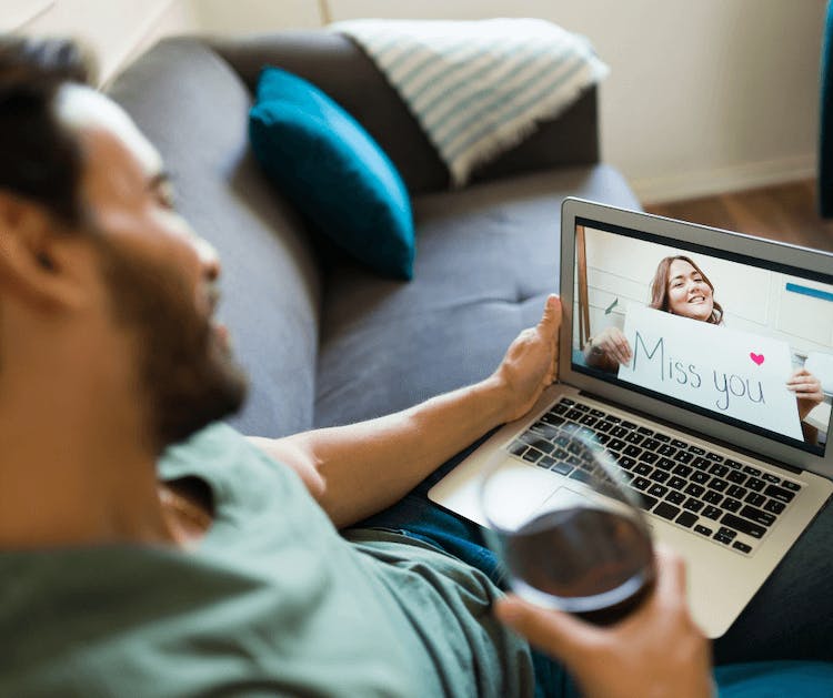Couple in a long distance relationship facetiming