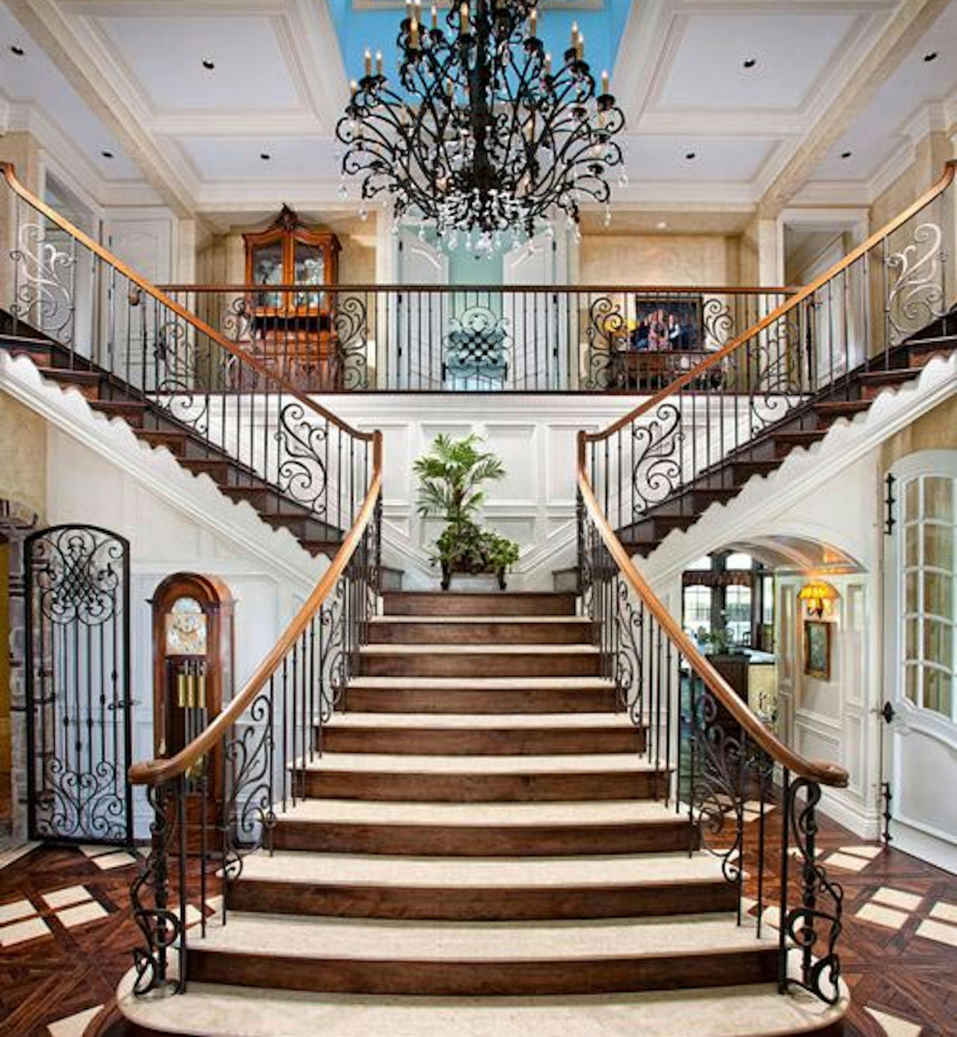 Elegant iron railing, adding a touch of sophistication and safety to your stairs or balcony.