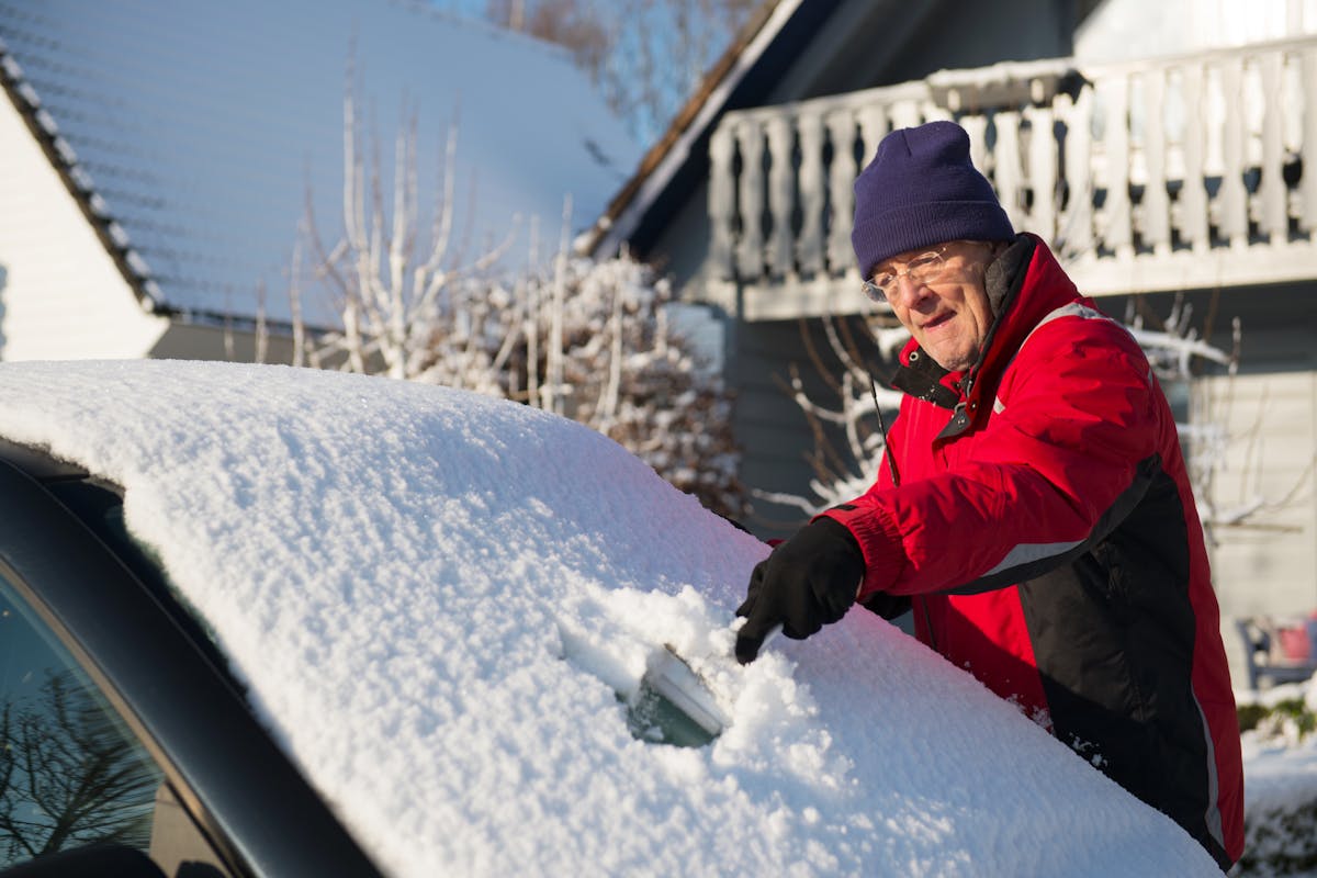 Remove snow from car