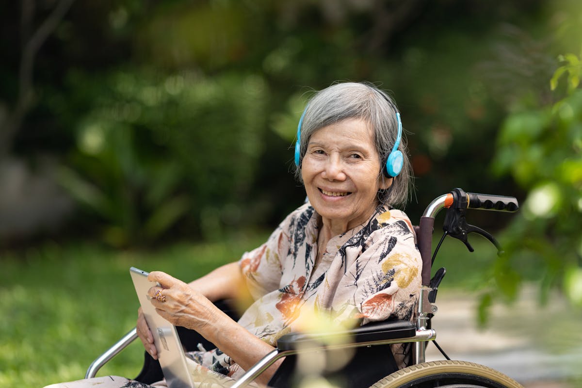 Music therapy in dementia treatment on elderly woman.
