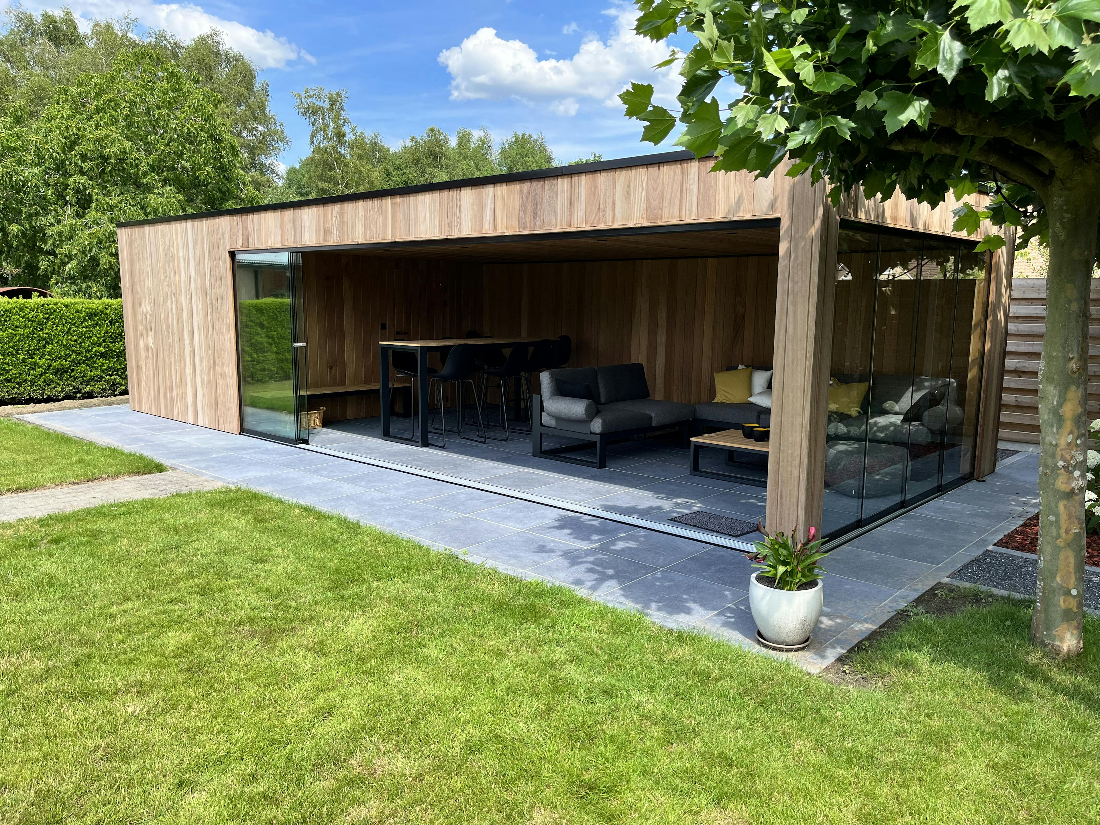 strak poolhouse met glas