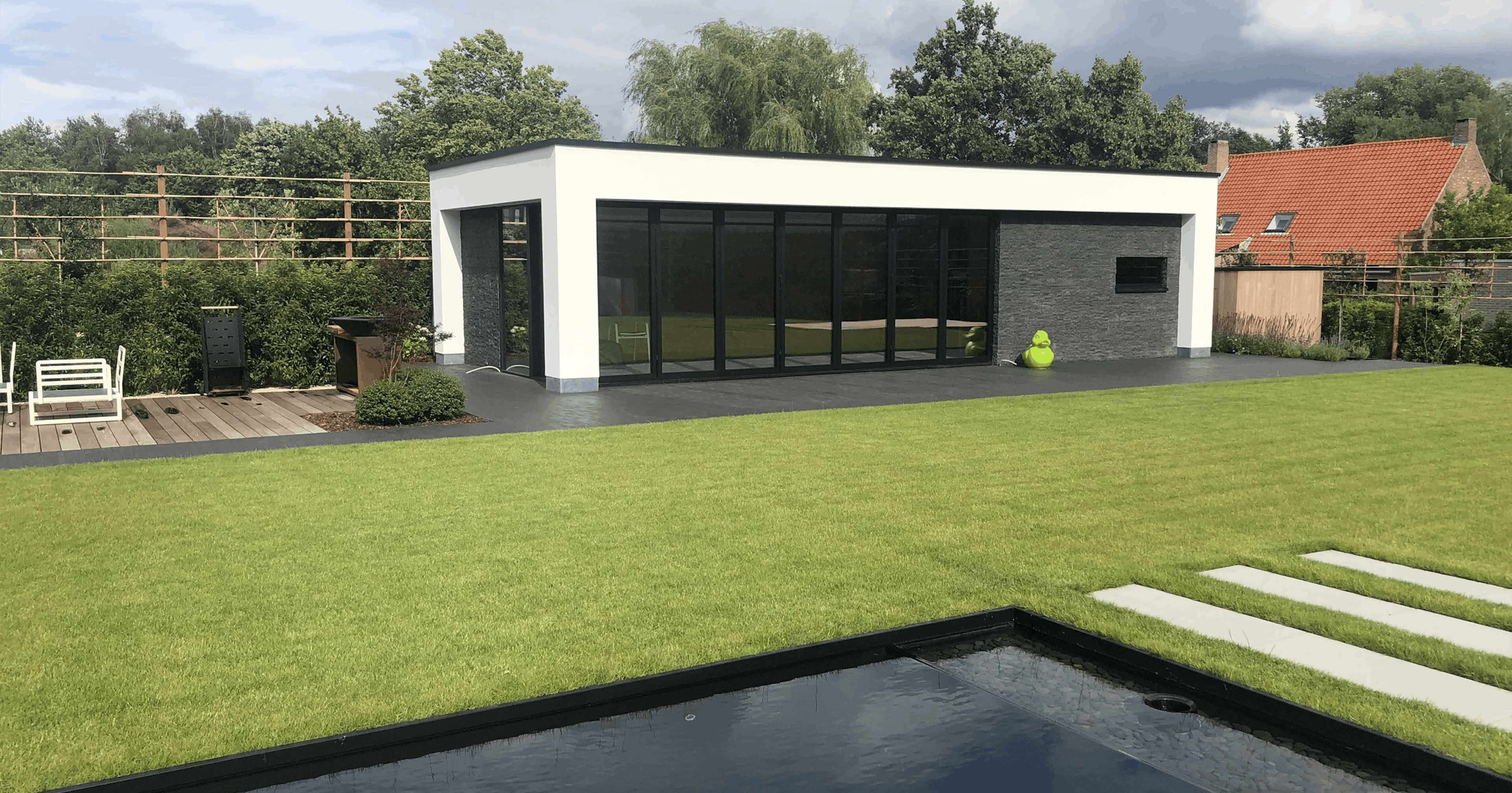 moderne poolhouse aan zwembad