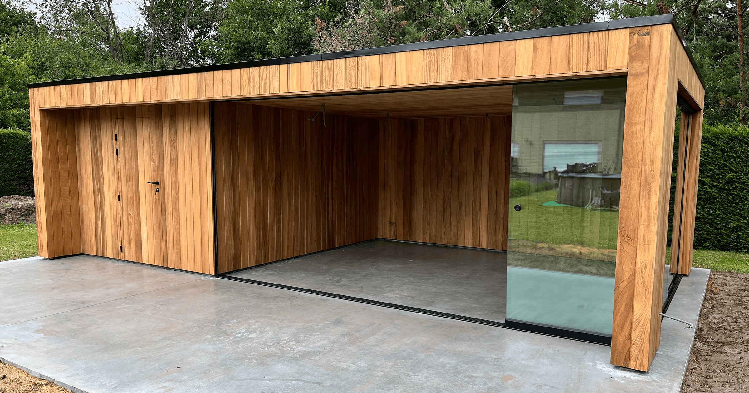 Houten poolhouse van licht eikenhout