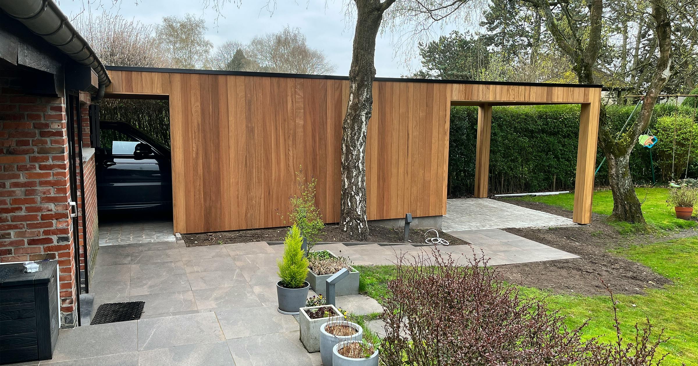 Tuinhuis met carport in duurzaam hout