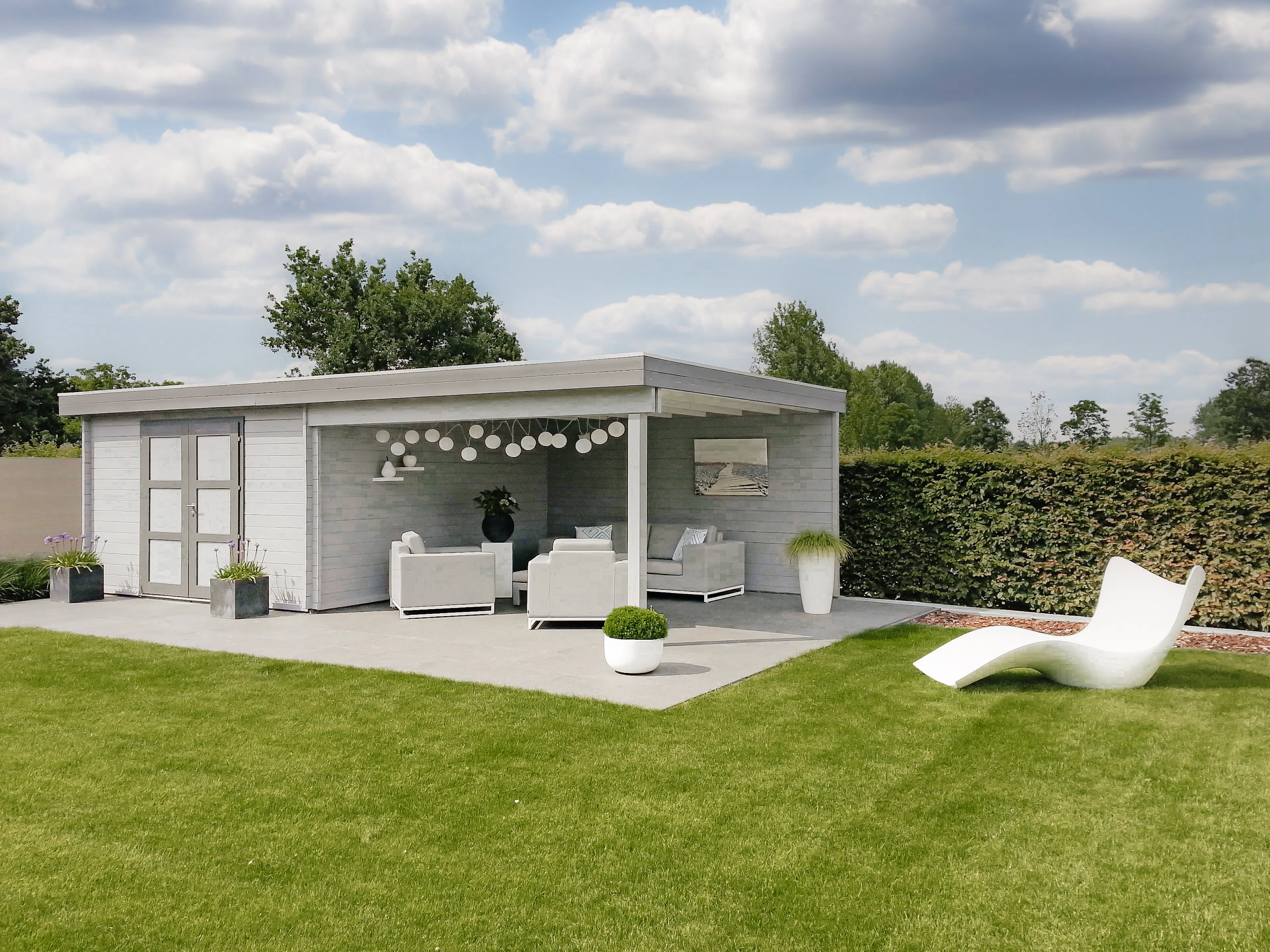 Klassieke houten blokhut op maat met plat dak, berging met loungegedeelte, gelegen in een ruime groene tuin.