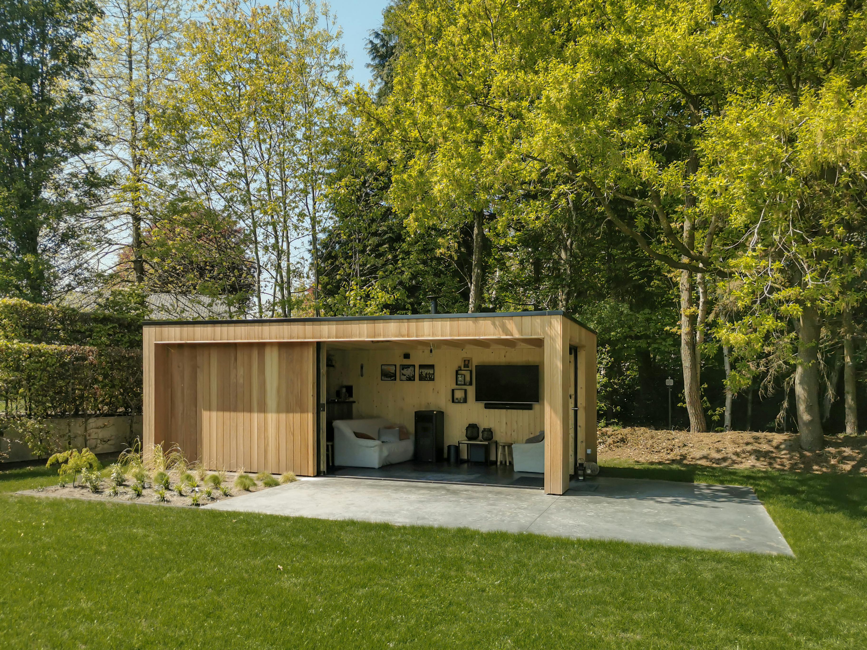 mancave in hout in tuin