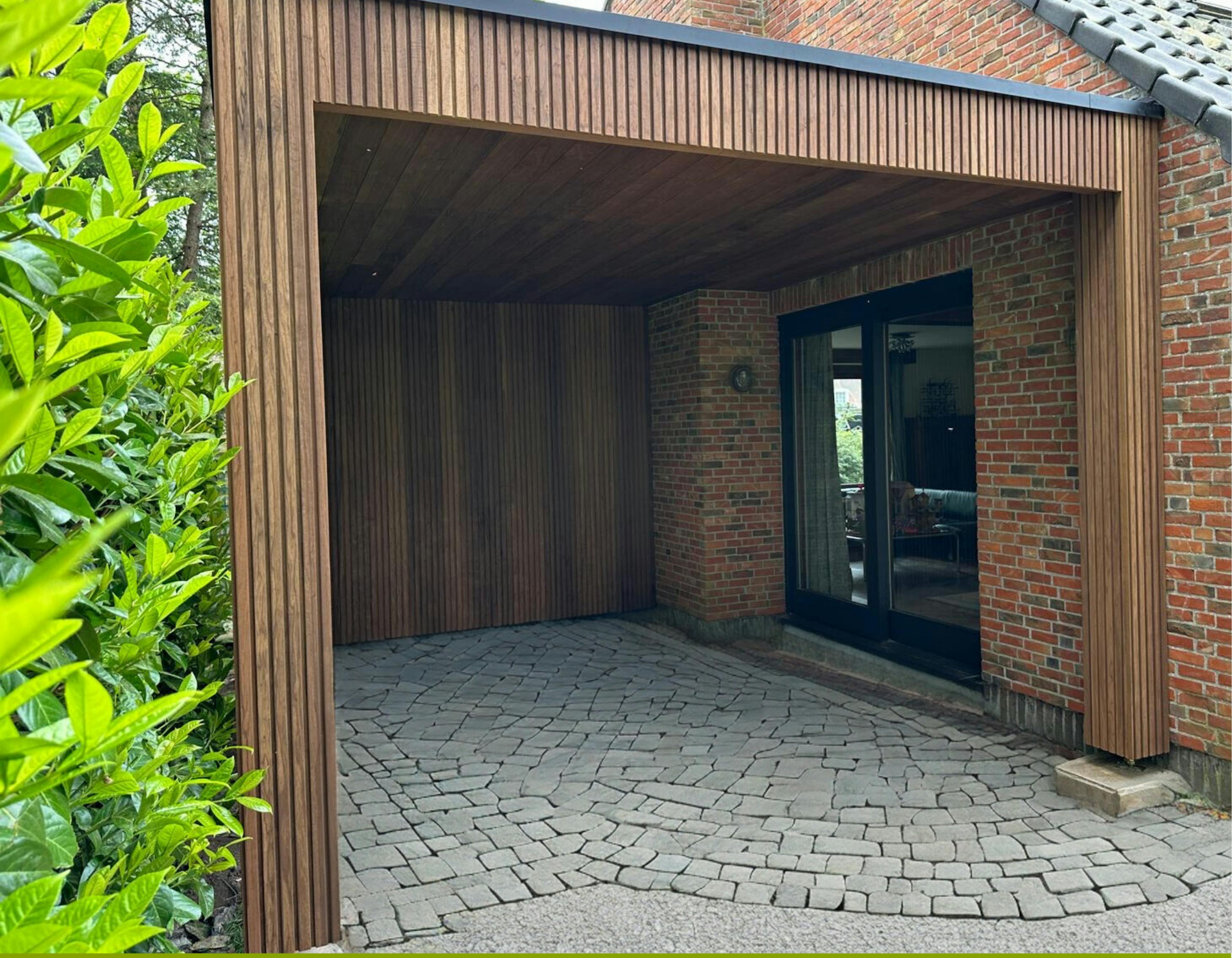 strakke moderne carport aan huis