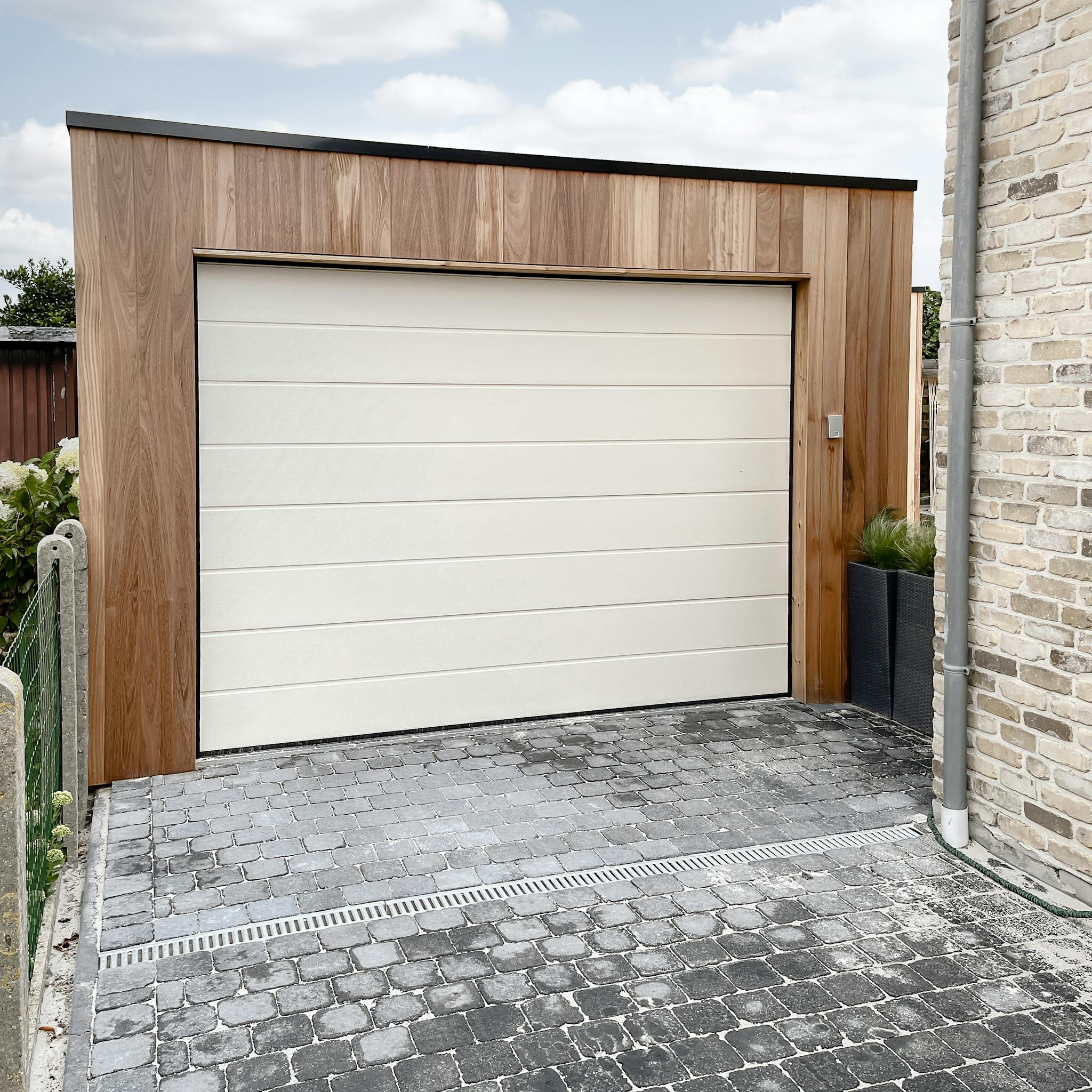 garage in houtskelet met automatische poort