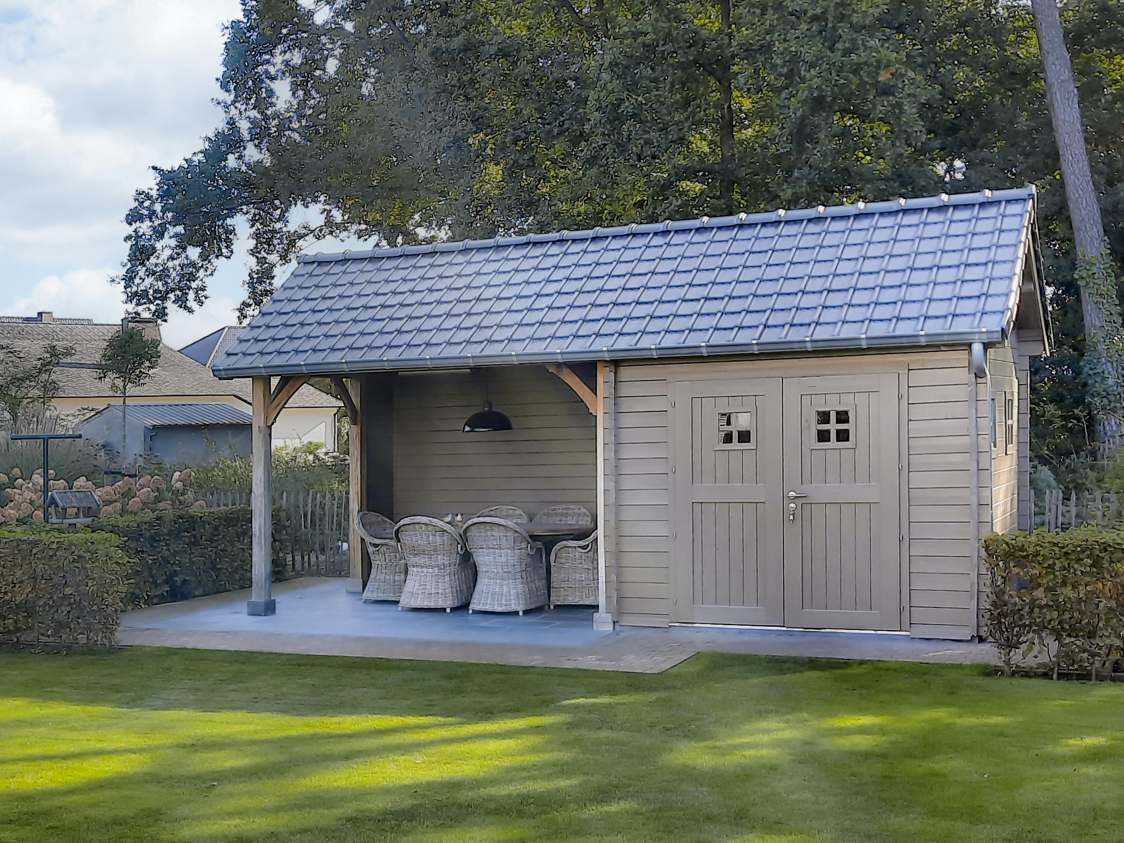 Tuinhuis landelijk kleine ramen dakpannen