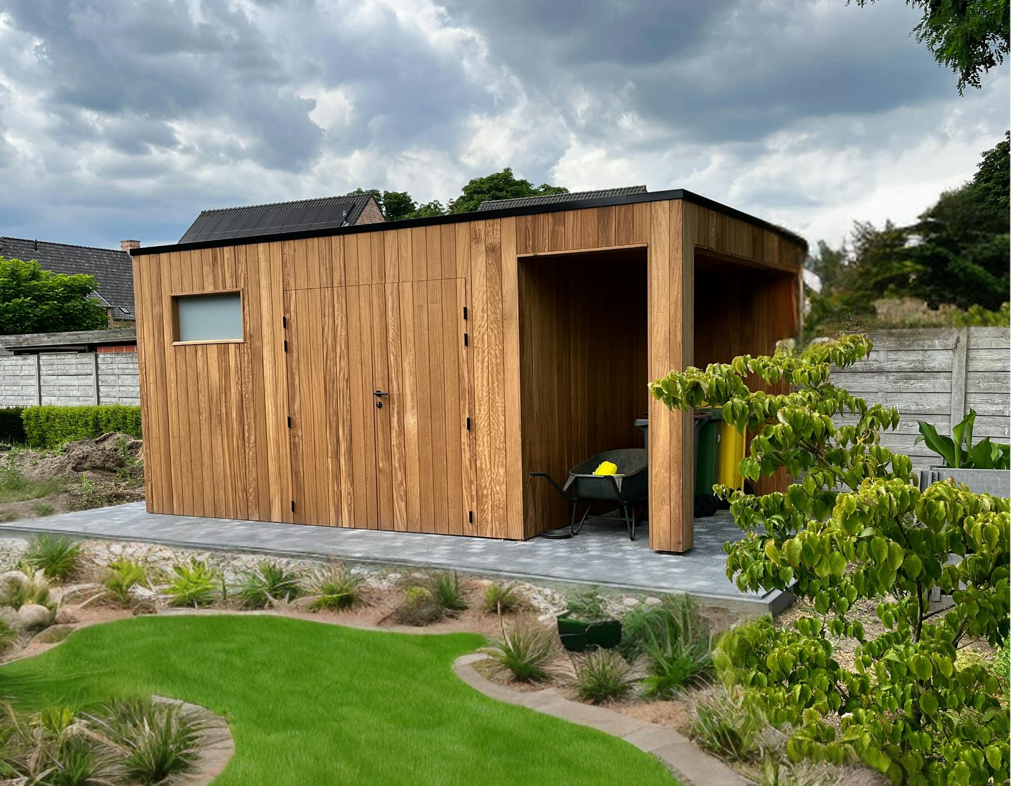 Paneelbouw tuinhuis met afdak Laakdal