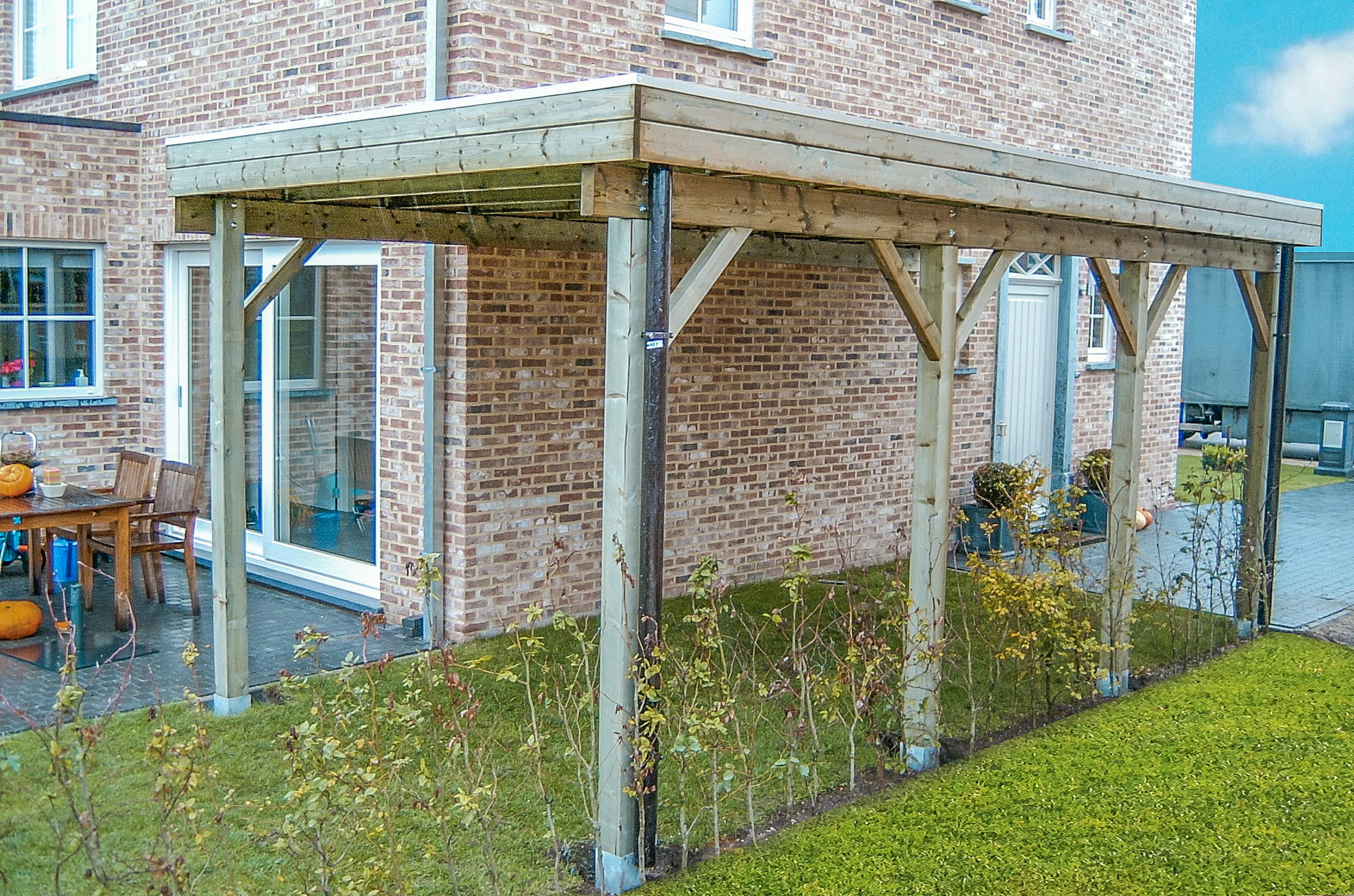 Een carport tegen een huis