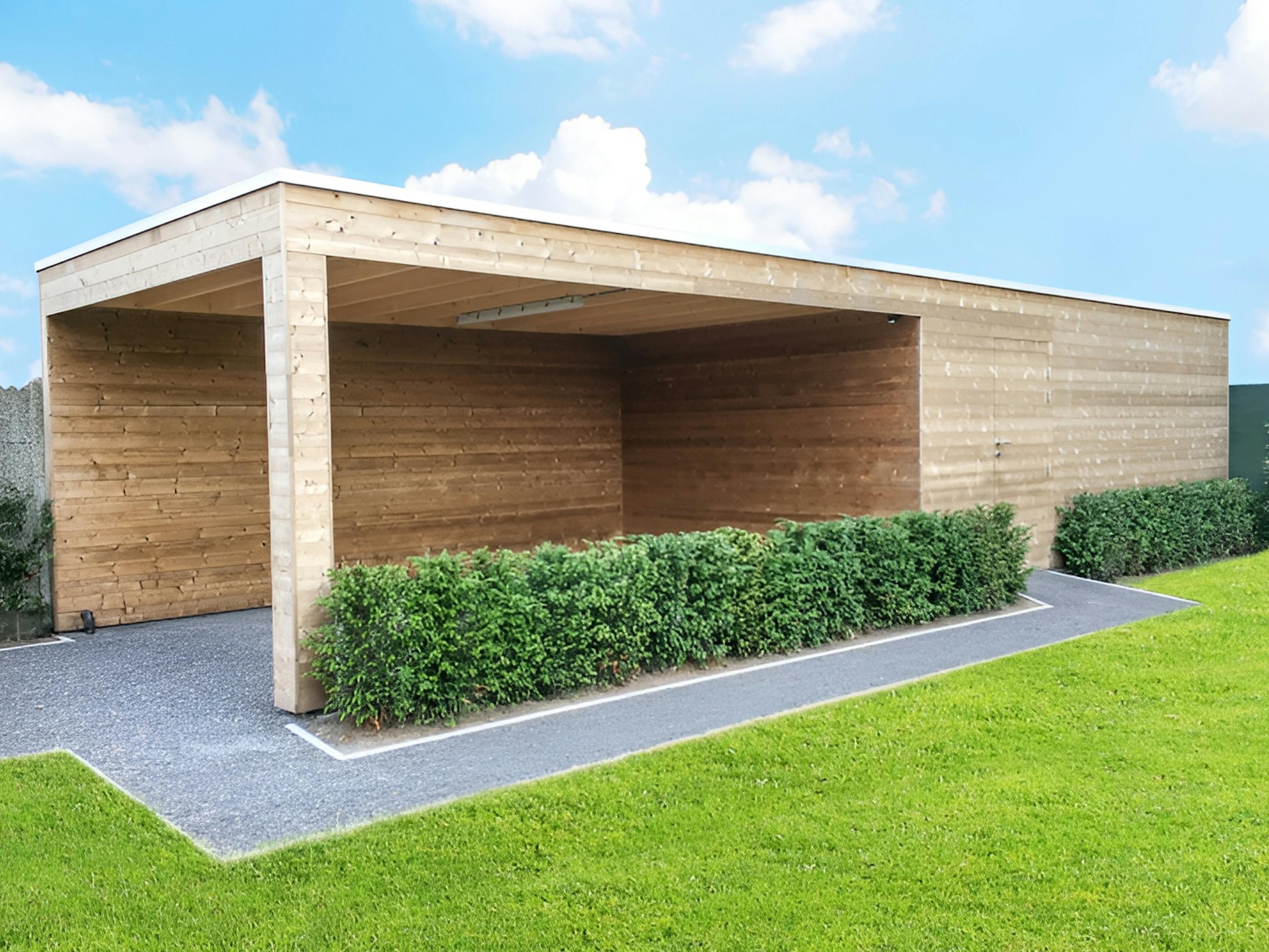 carport met hout afgemaakt in de tuin