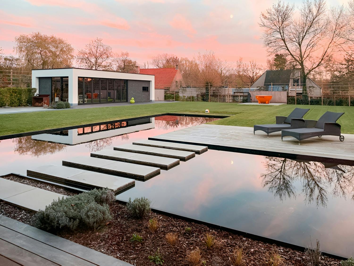 Moderne poolhouse aan een ingebouwde vijver