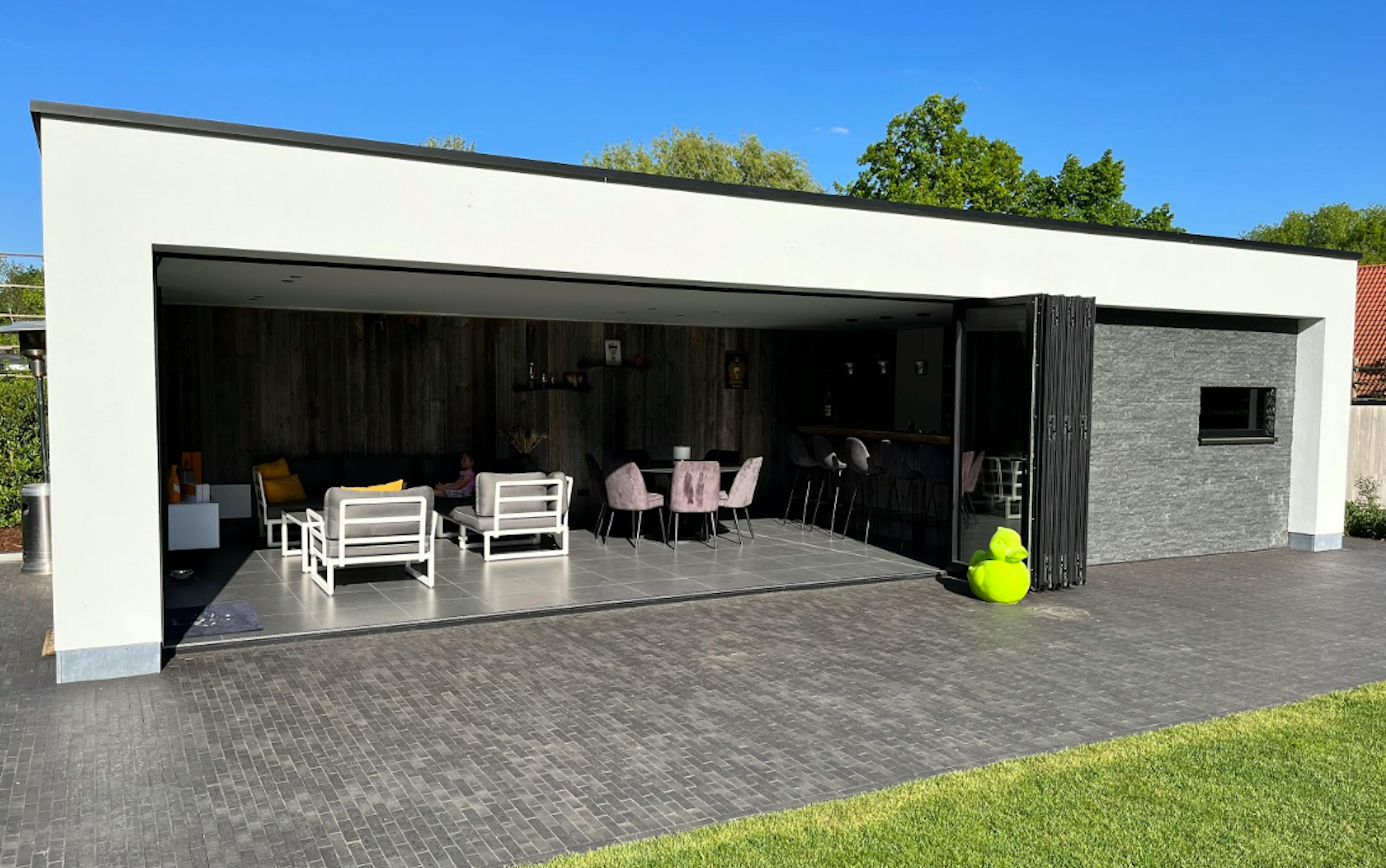 Moderne poolhouse met interieur