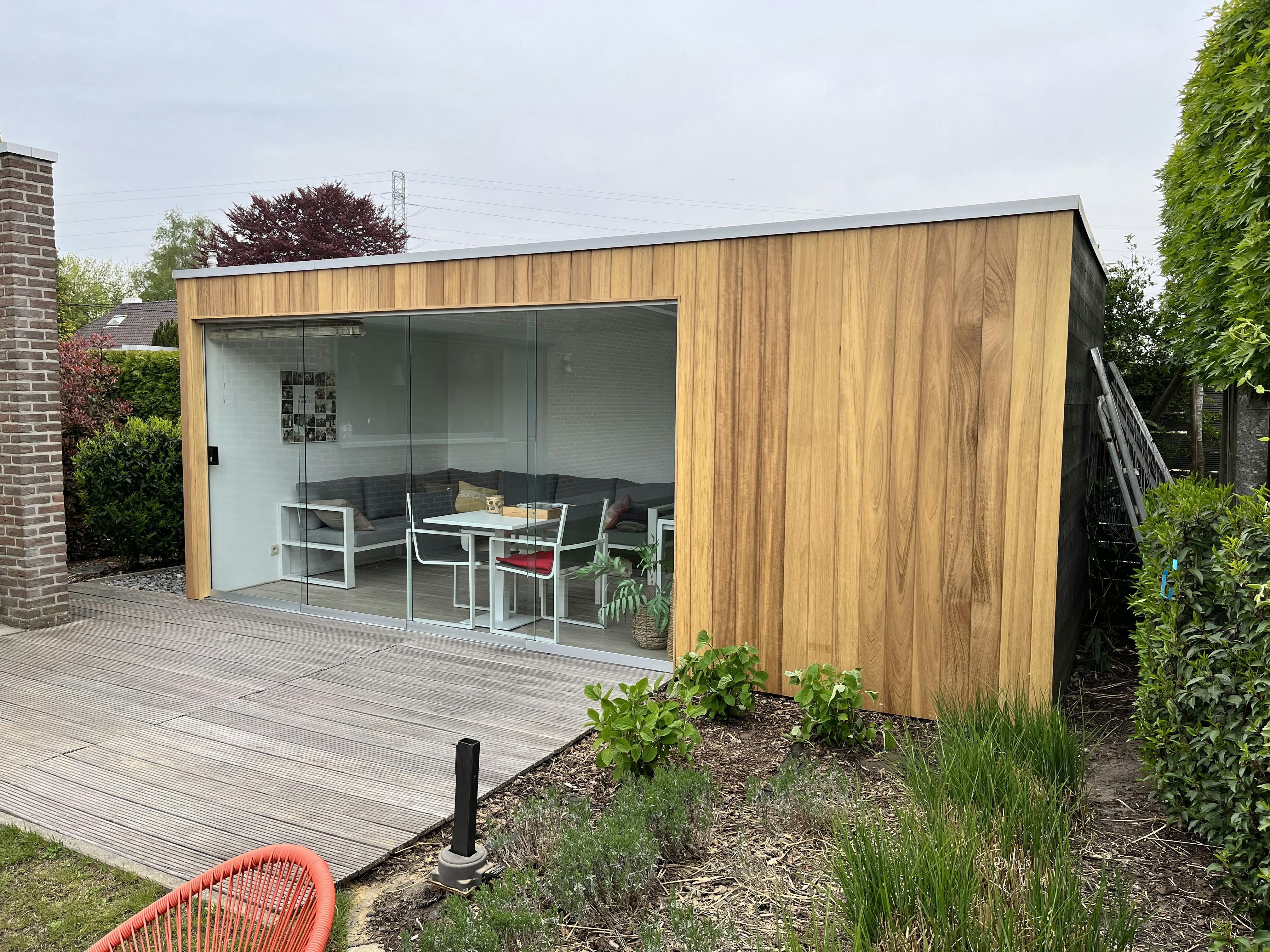 Houten tuinhuis met terrasoverkapping