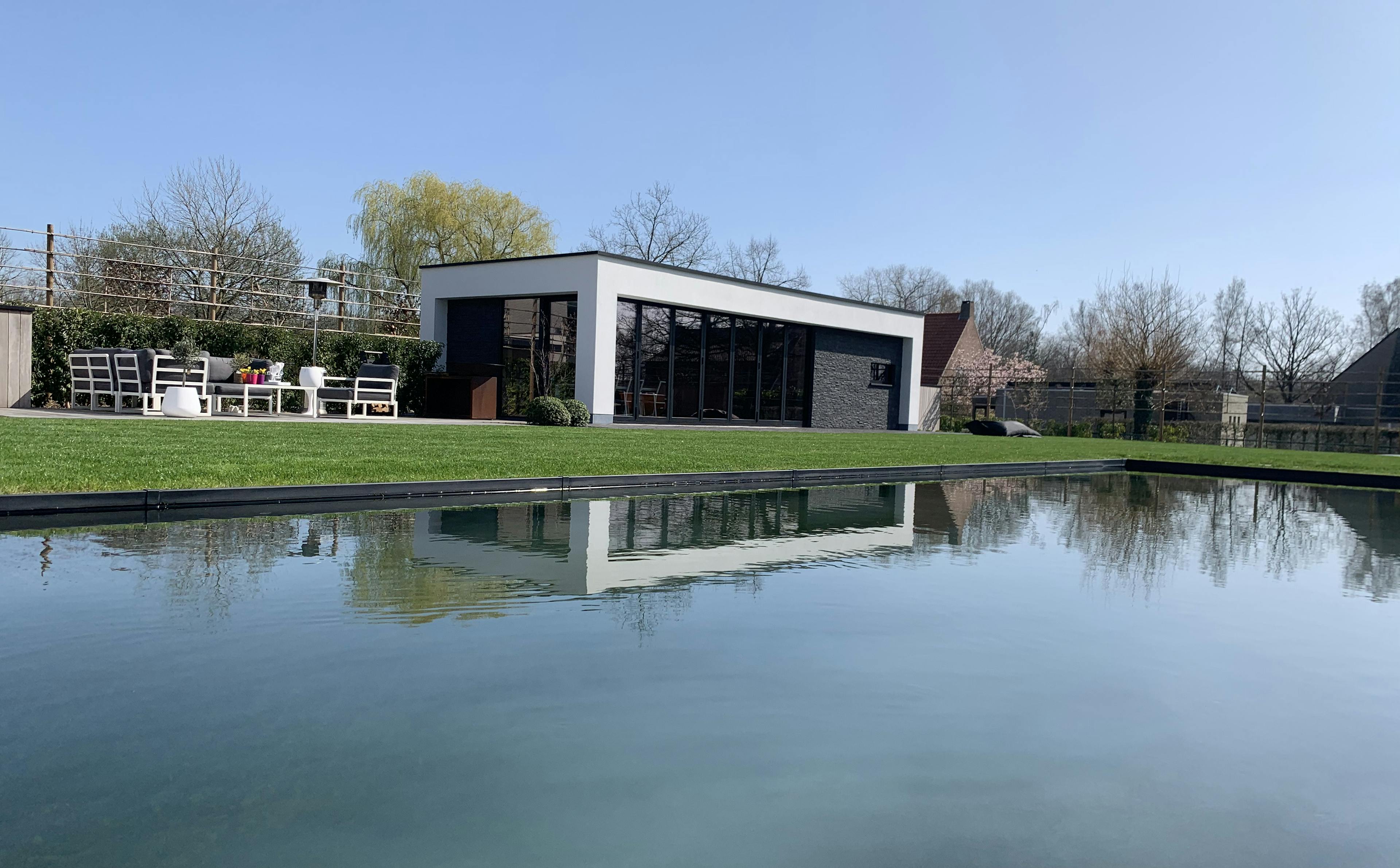 moderne poolhouse aan een ingebouwd zwembad