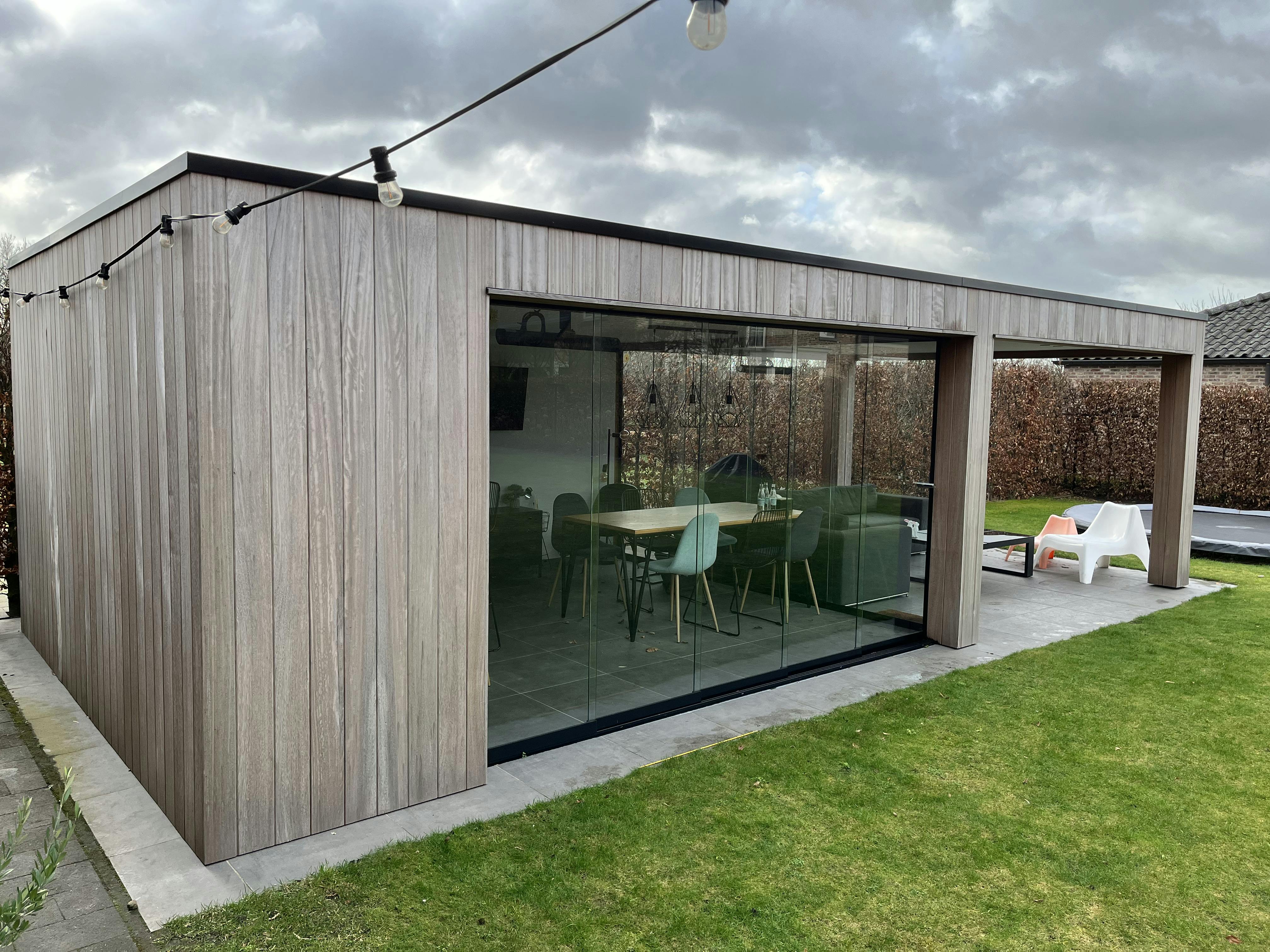 houten poolhouse met terrasoverkapping