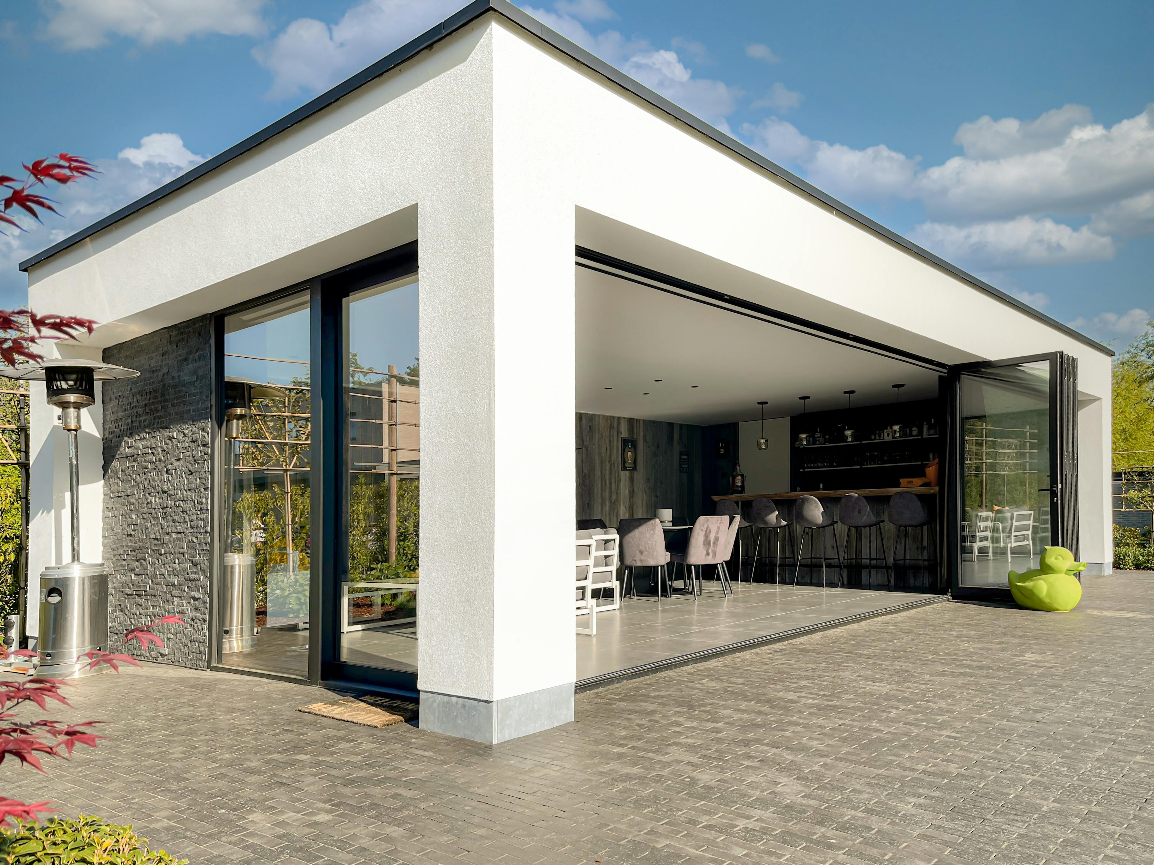 moderne poolhouse in het wit