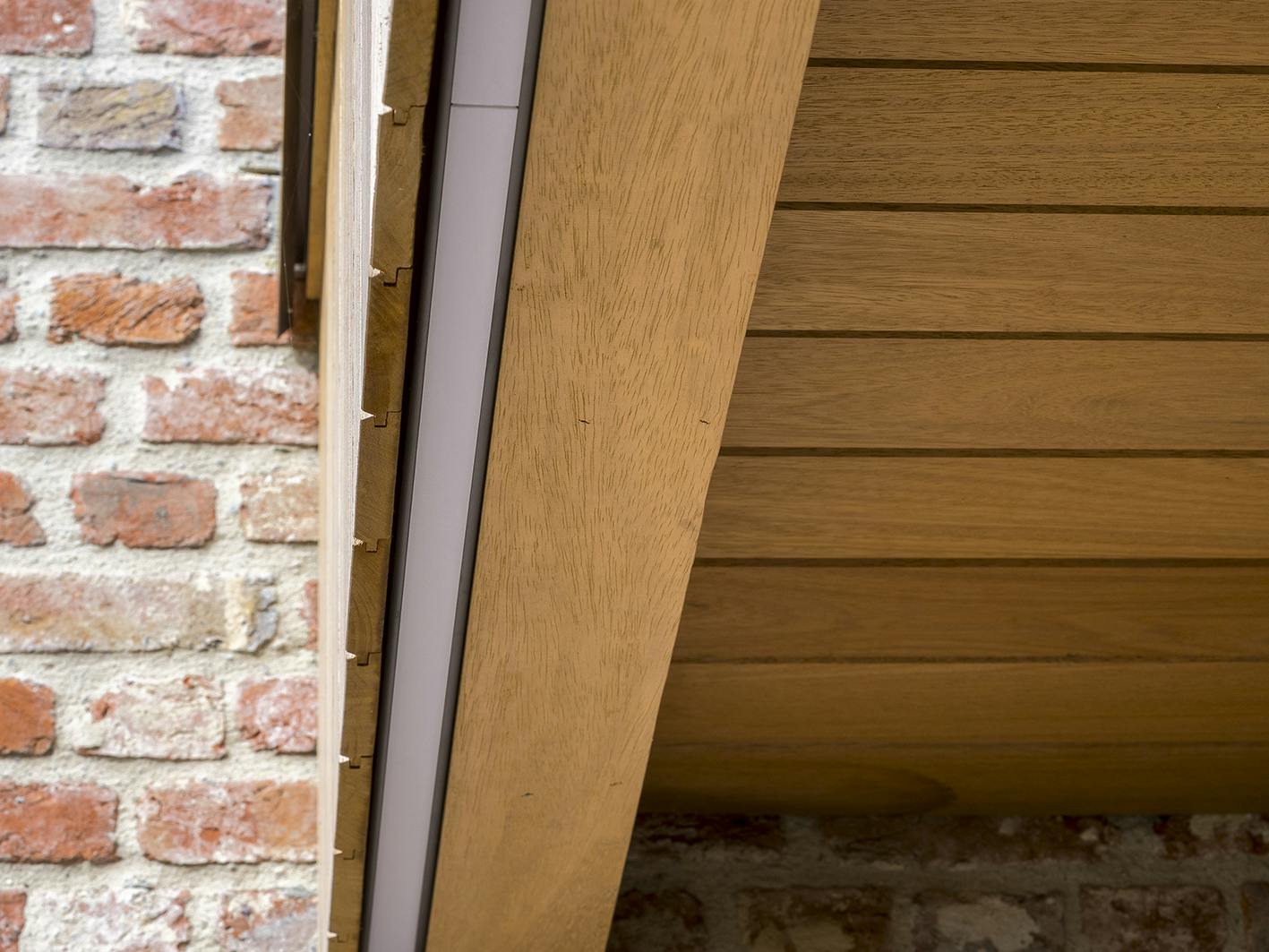 houten carport met ledstrip