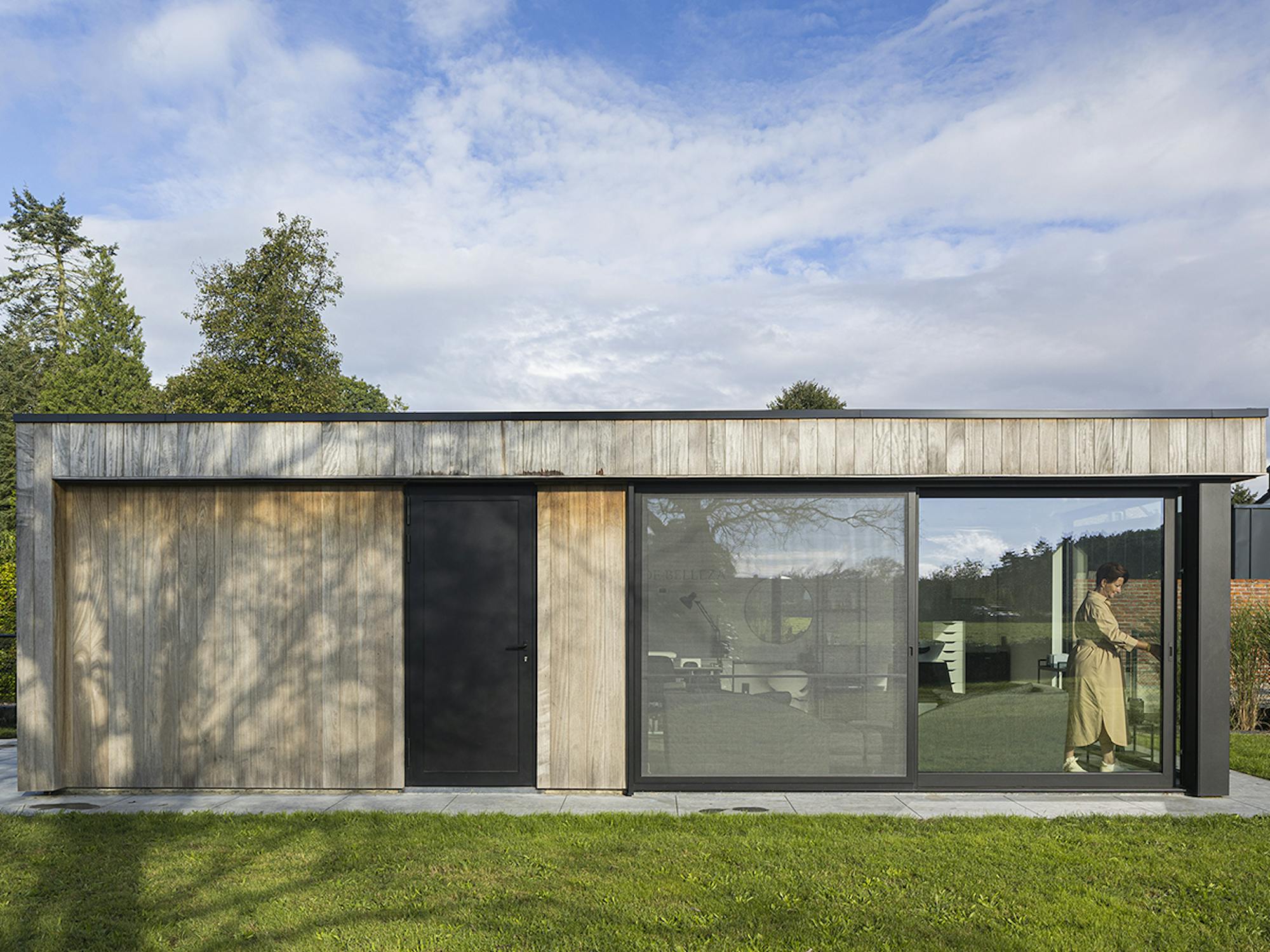 Nagelsalon in houten bijgebouw LSB