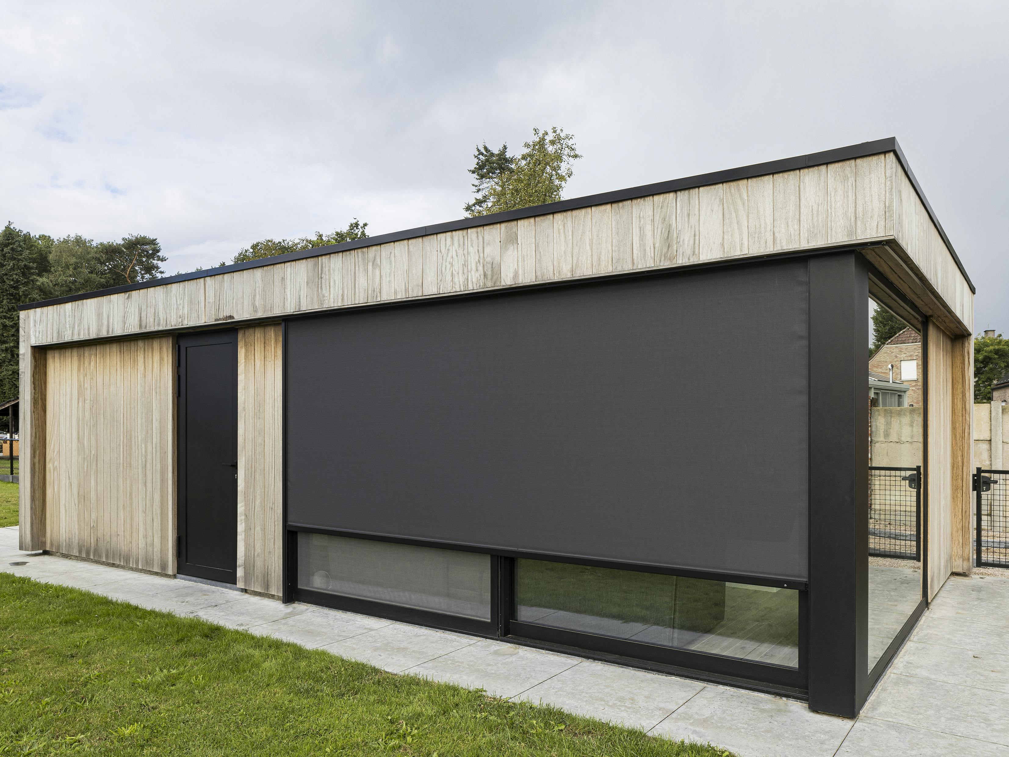 screens aan houten bijgebouw