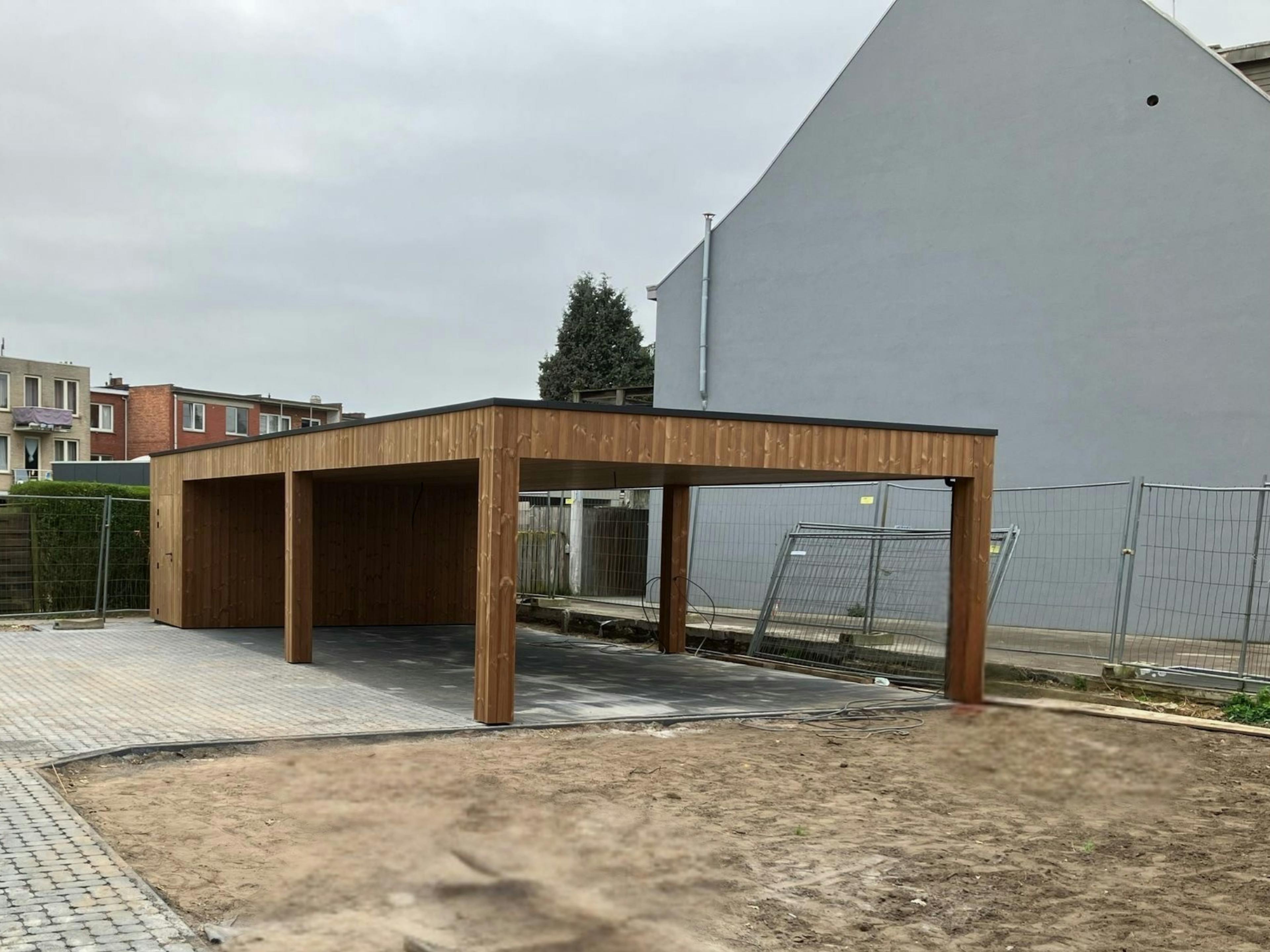 carport constructie aan appartementenblok