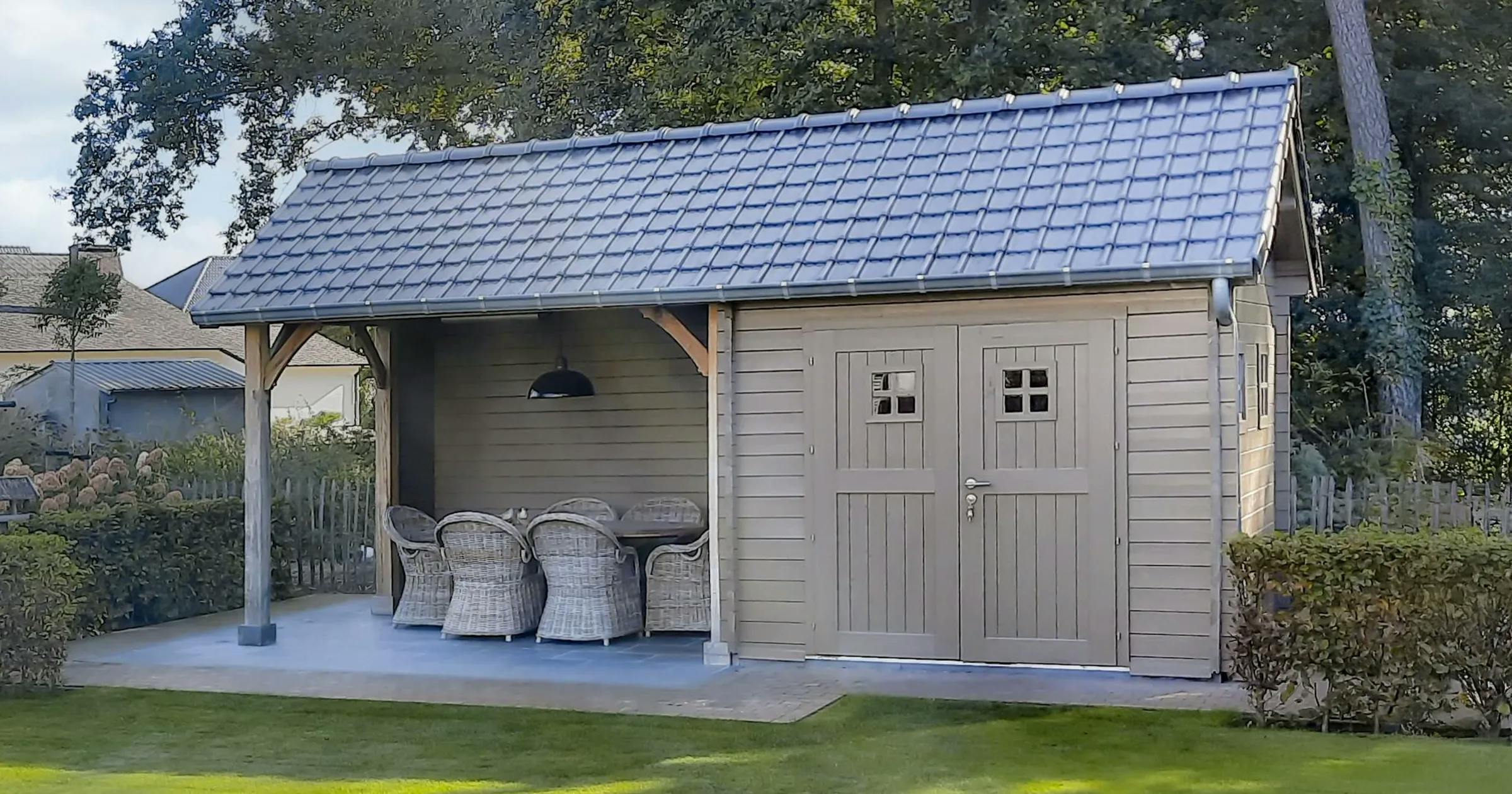 Cottage stijl blokhut in de tuin