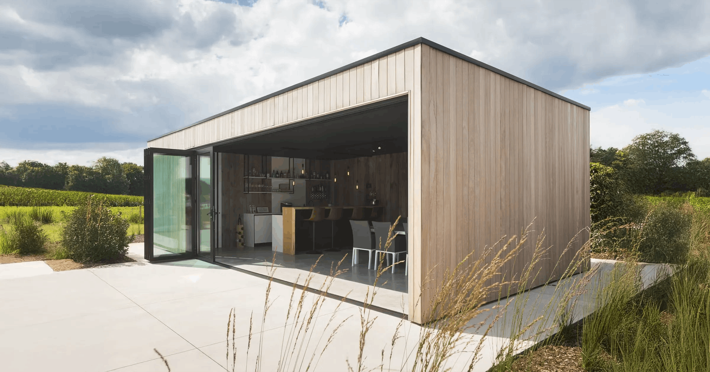 Een moderne tuinhuis die mooi verlicht is