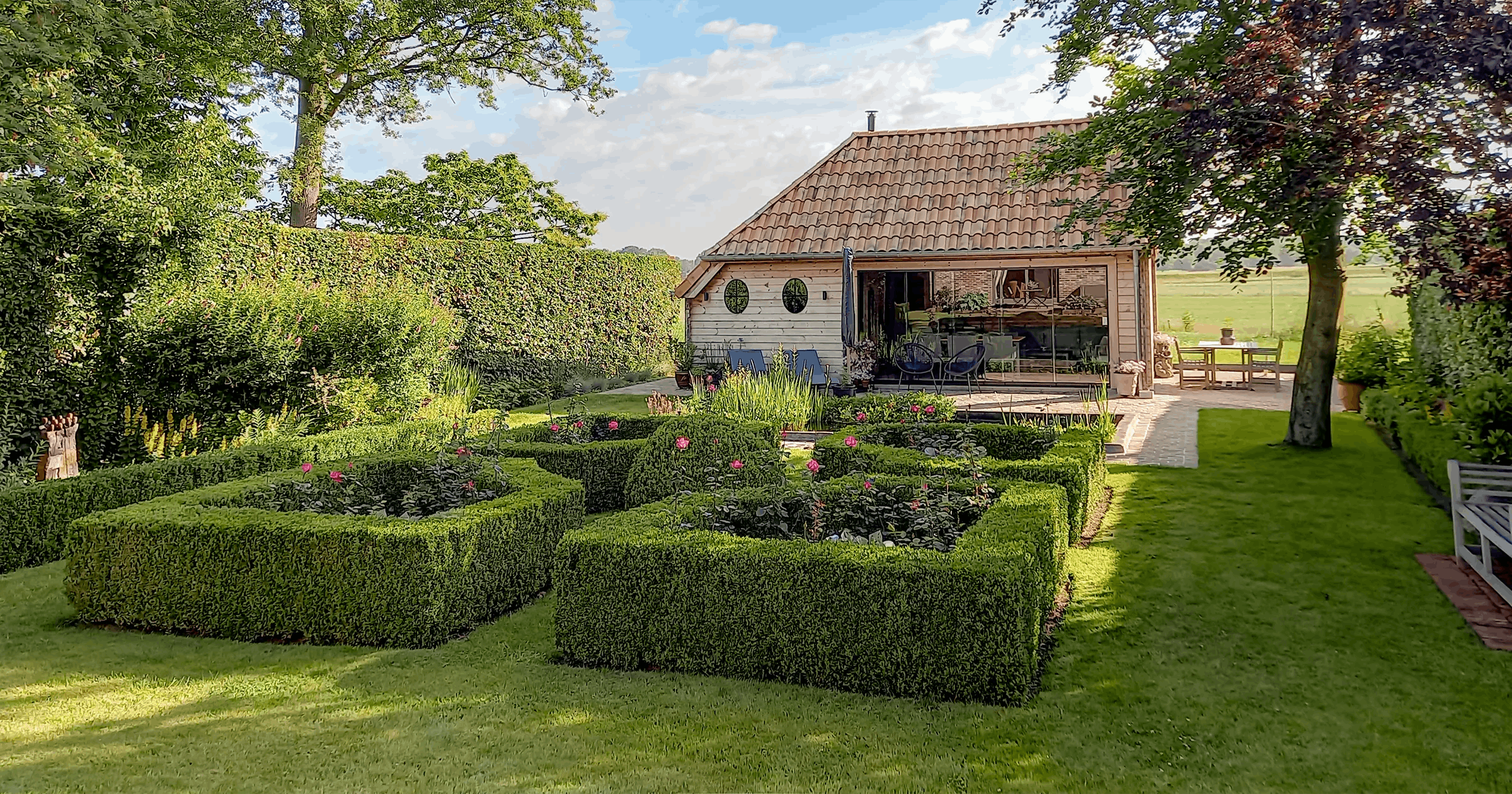 Mooie cottage tuinhuis met prachtige tuin met bloemen