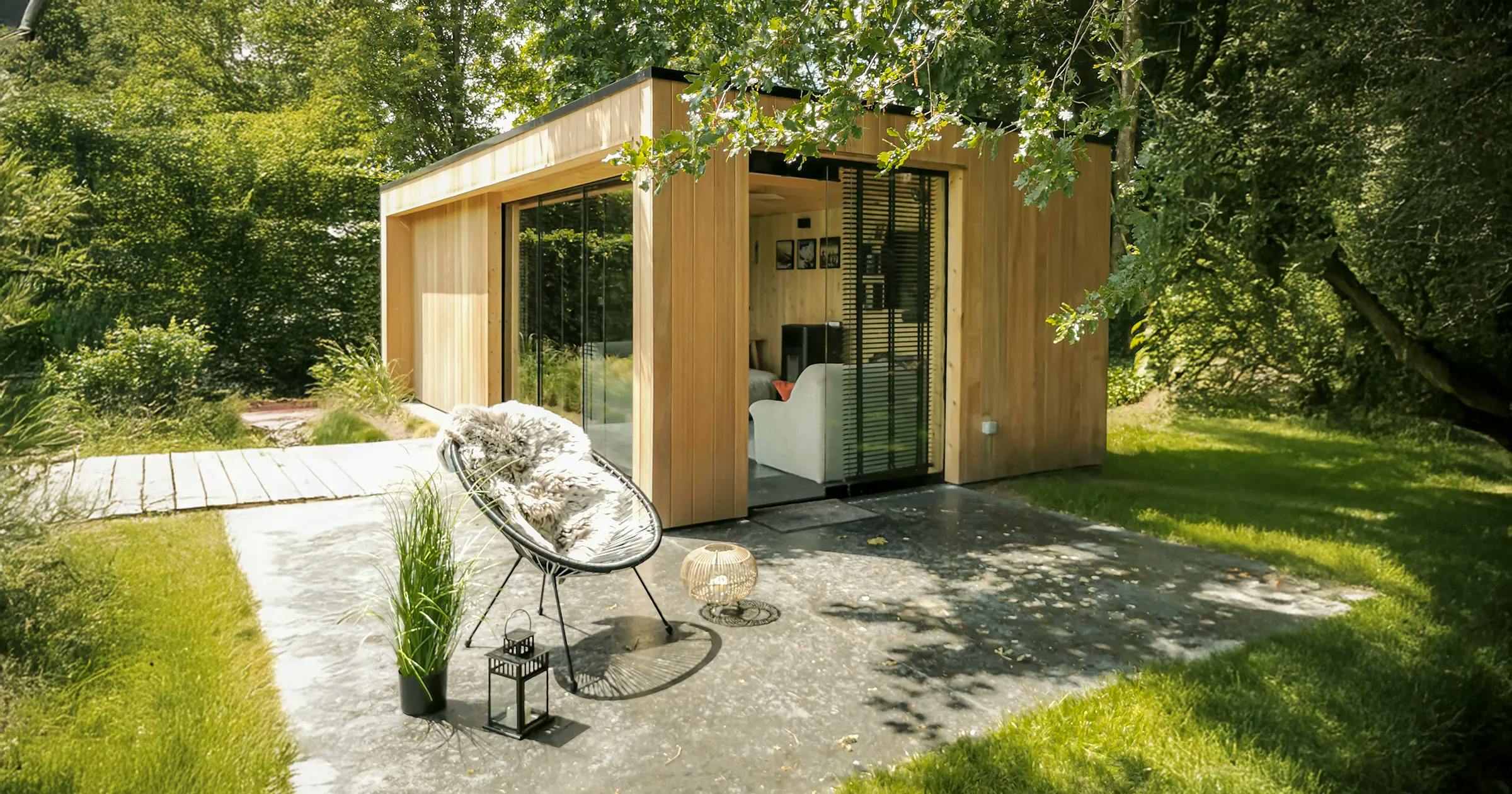 Blokhut in de tuin met enkele decoraties buiten