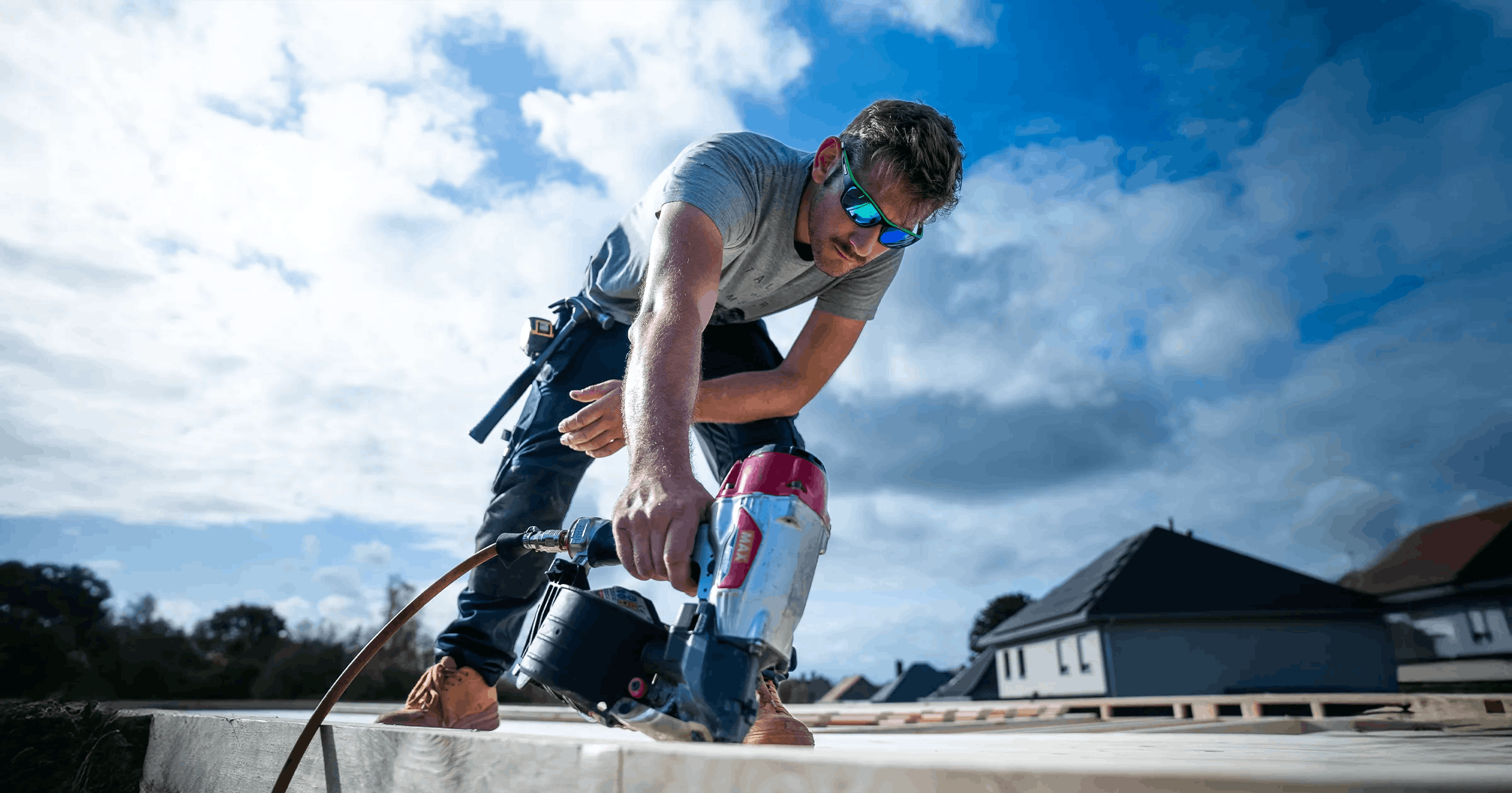 Een plaatser die een tuinhuis aan het opzetten is