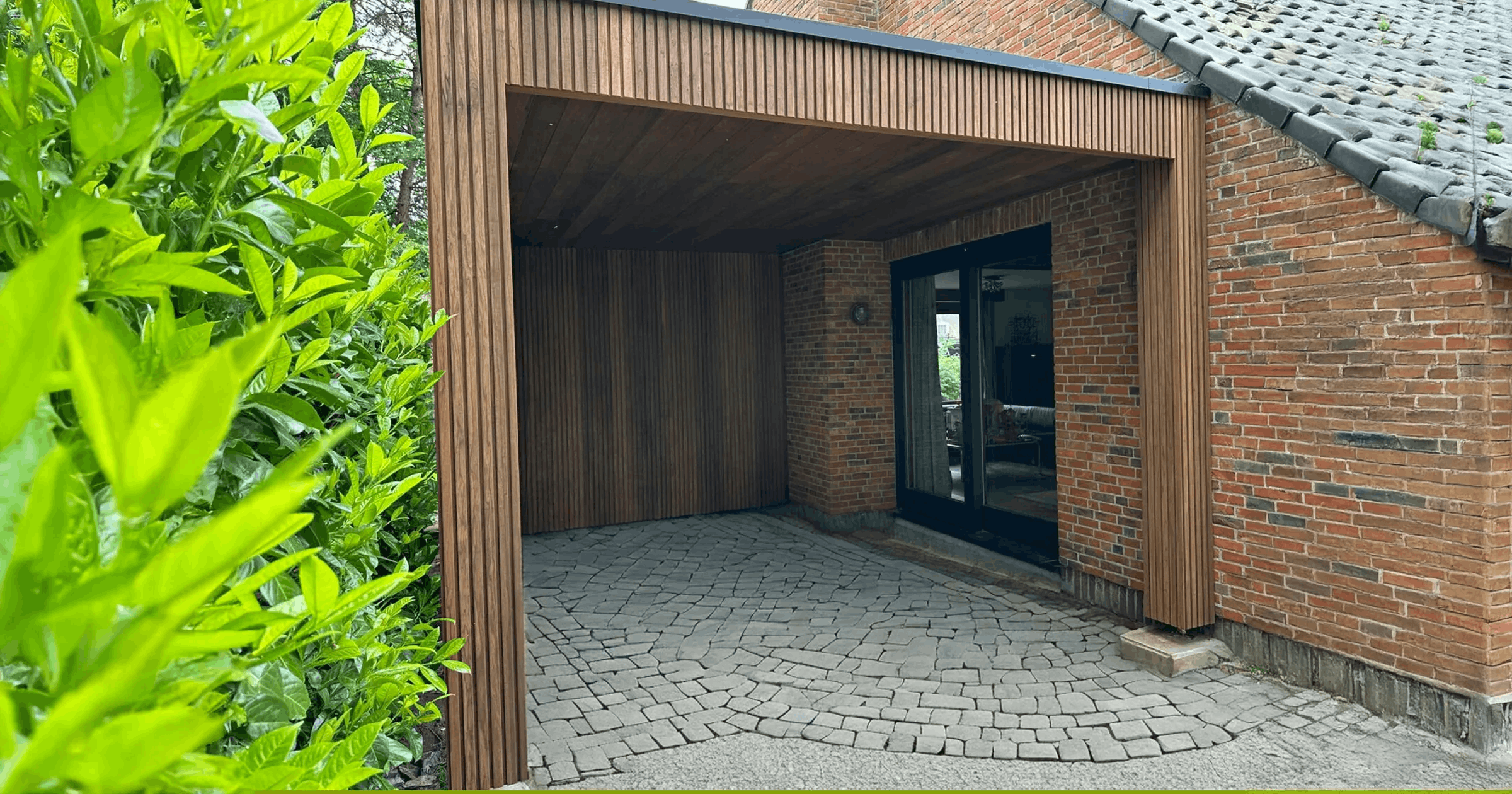 Carport realisatie van donker hout