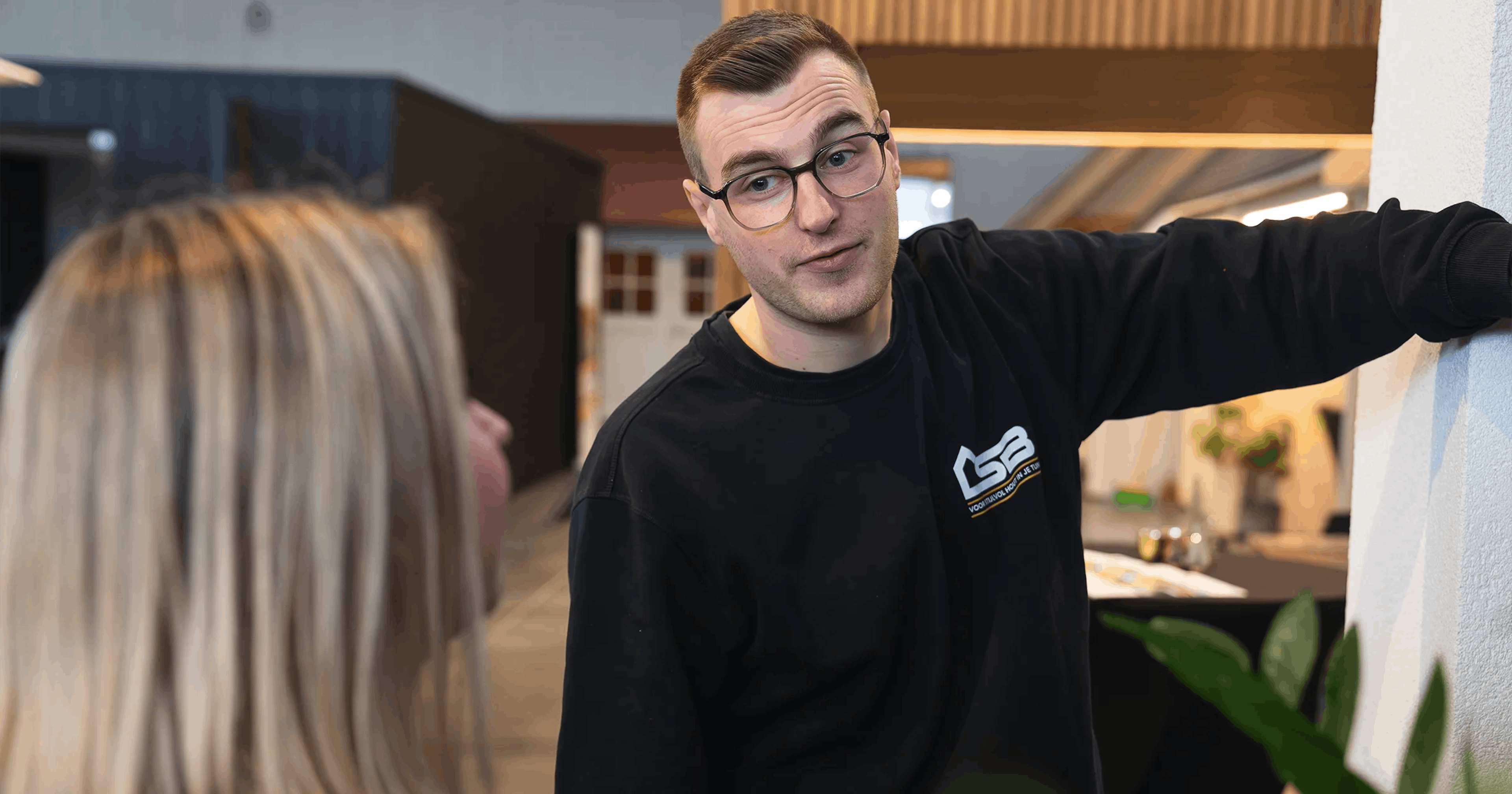 Verkoper daan die zijn uitleg geeft over LSB tijdens de opendeurdag