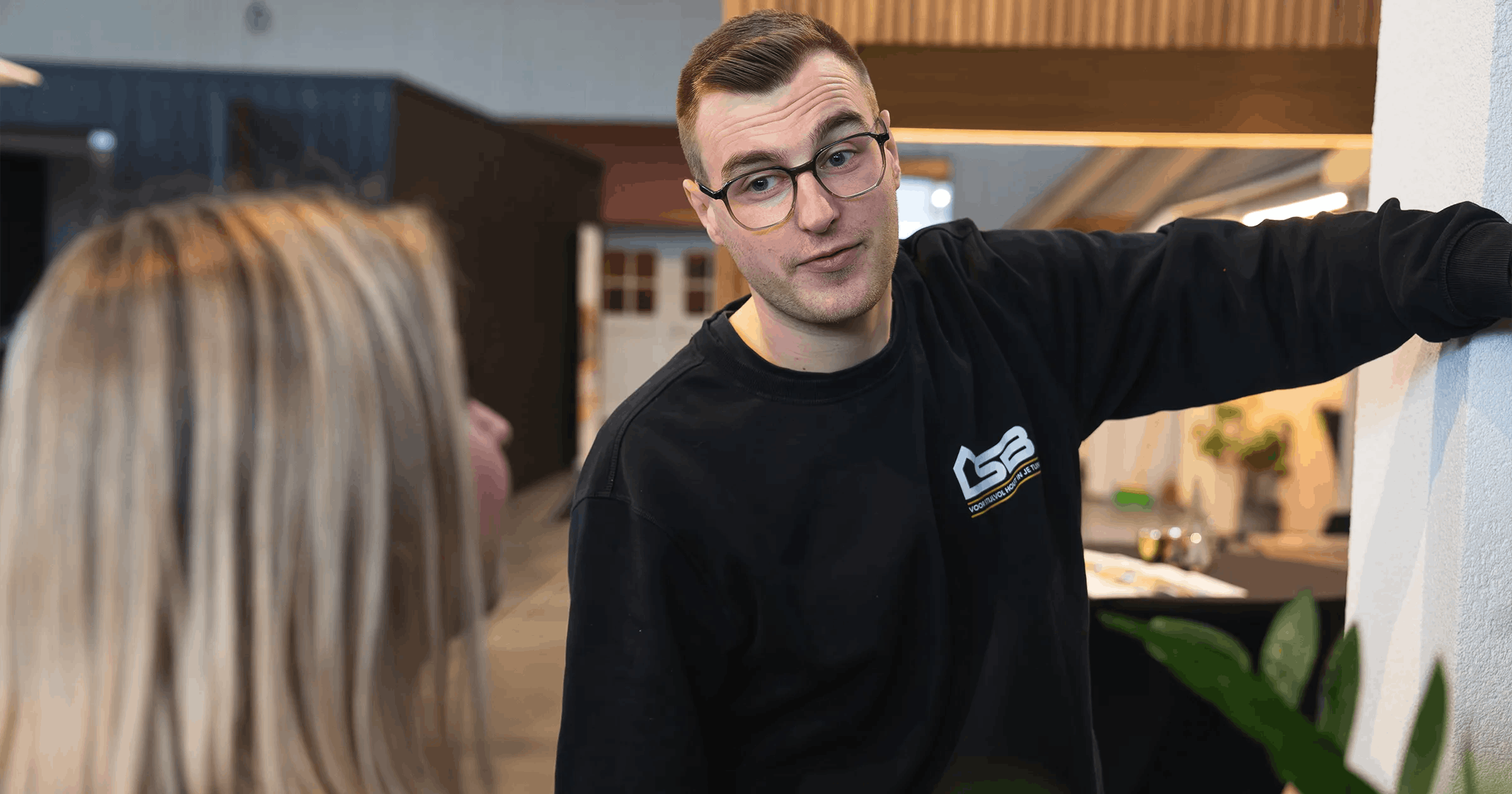 Verkoper daan die zijn uitleg geeft over LSB tijdens de opendeurdag