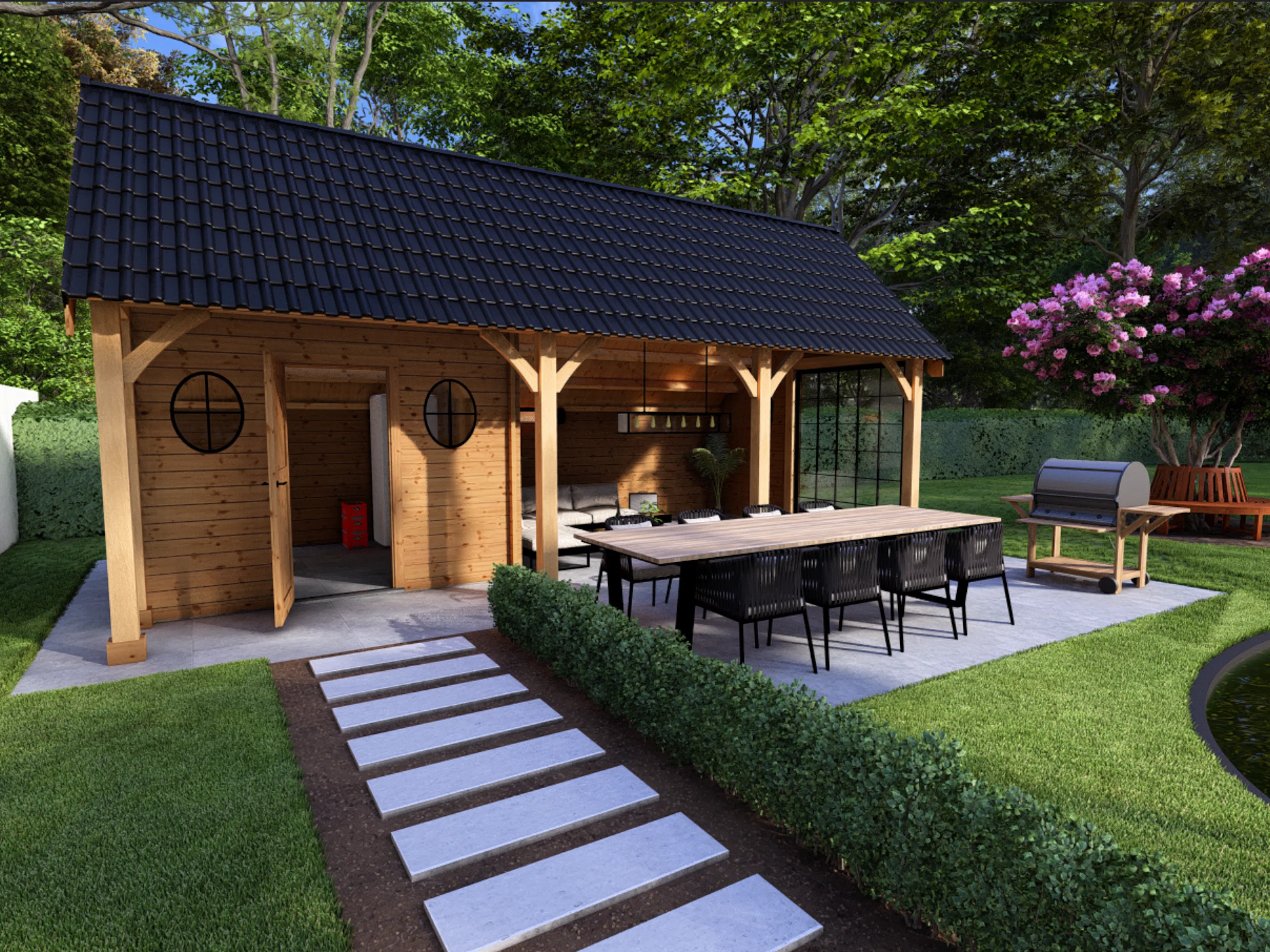 Houten cottage blokhut op maat met zadeldak, ronde ramen en overdekt terras met eettafel, gelegen in een groene tuin.
