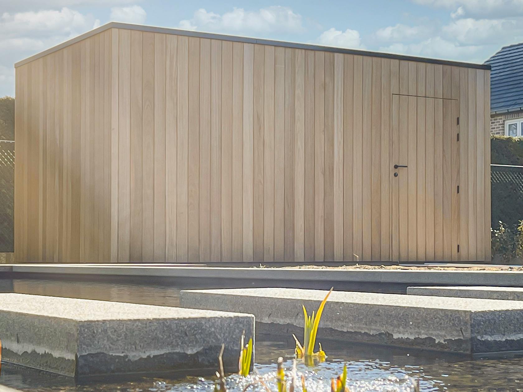 Tuinberging bij het water