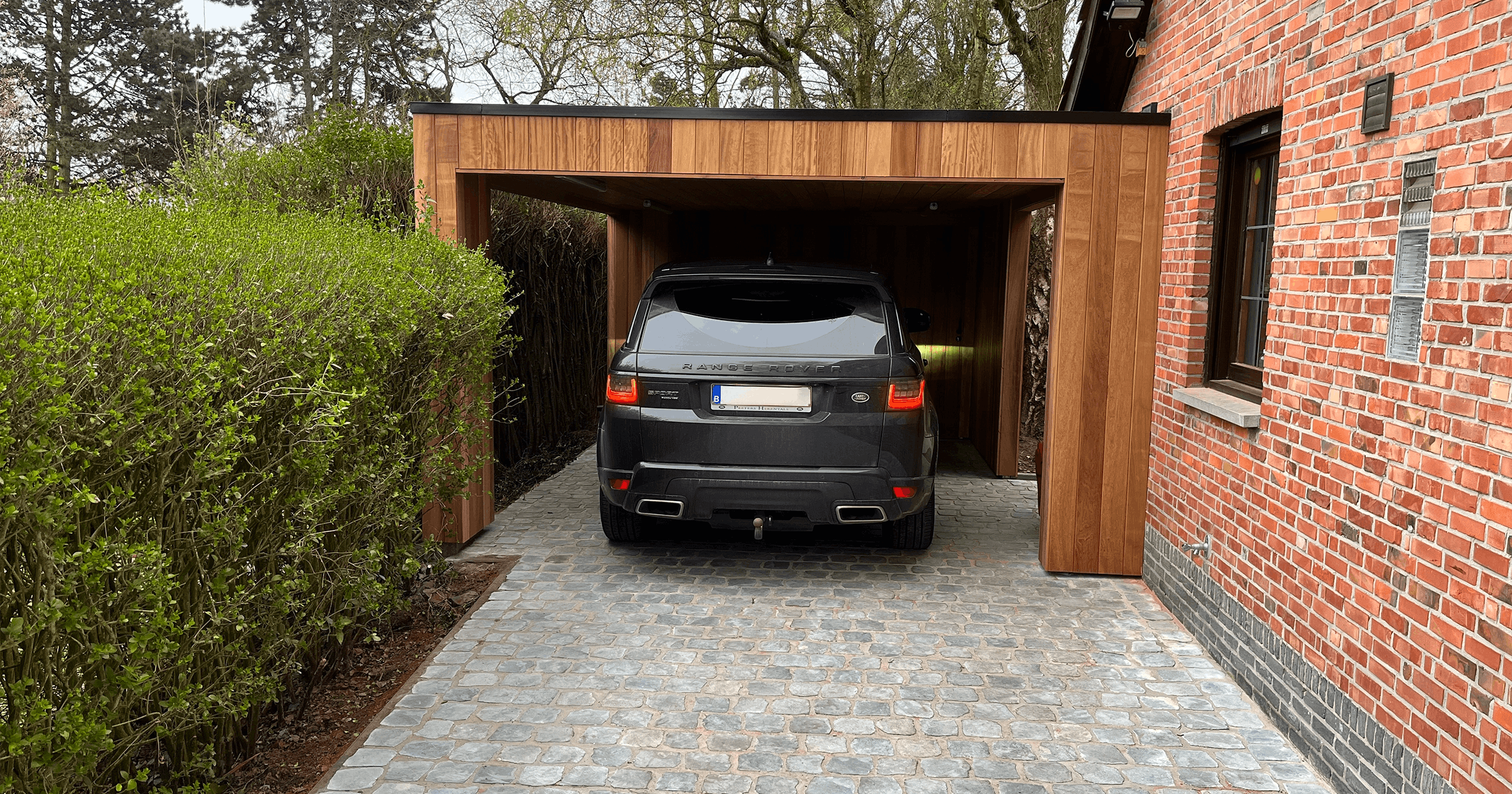 Auto onder ene eiken carport