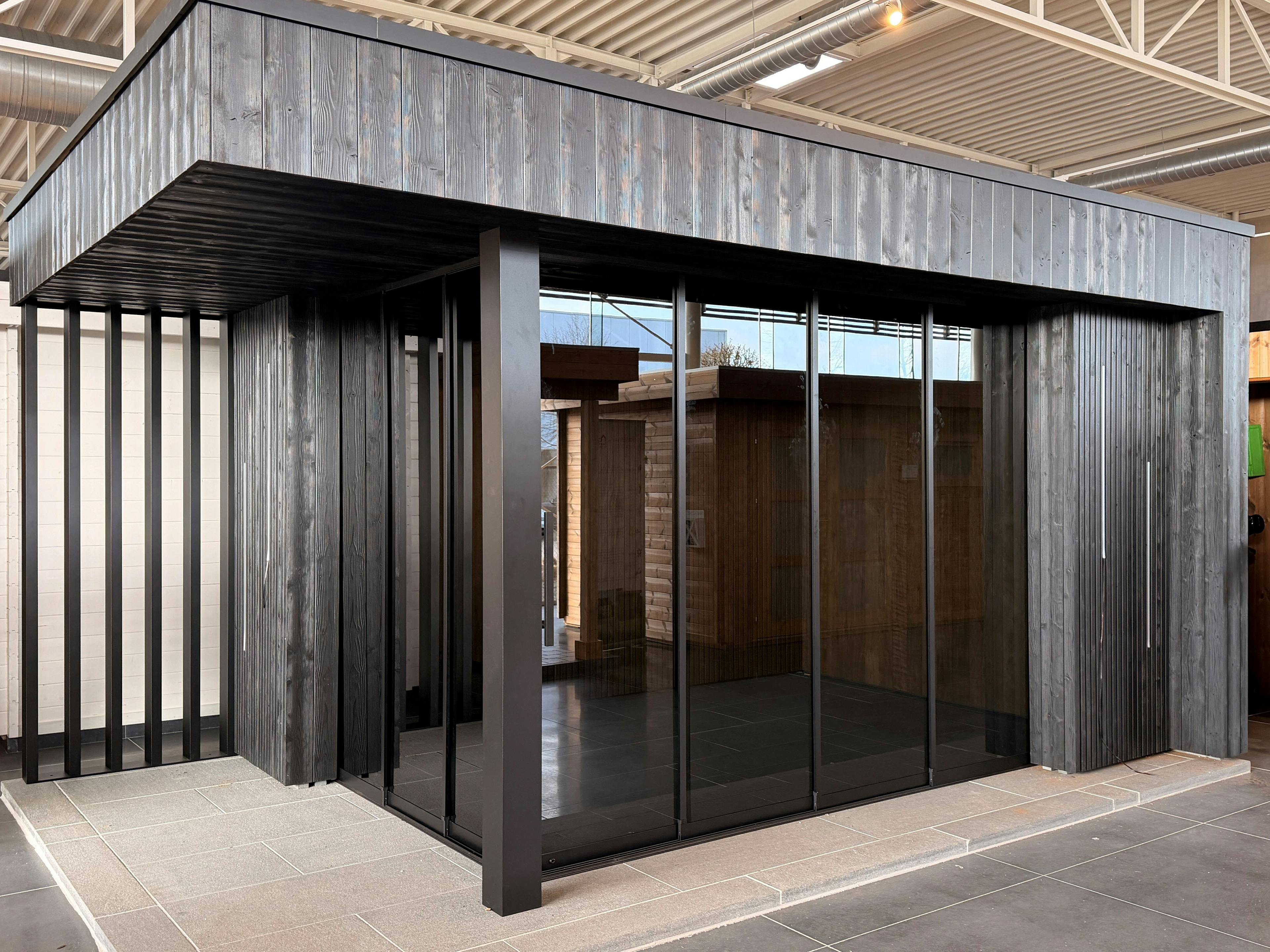 grijs getinte glazen schuifwand veranda