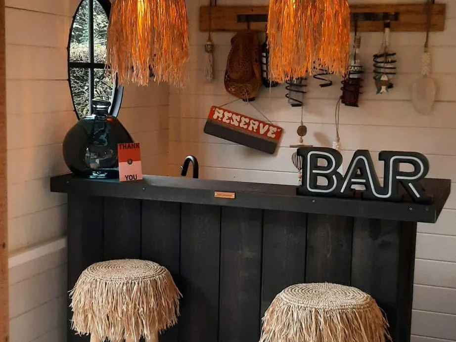 Bar in blokhut bijgebouw