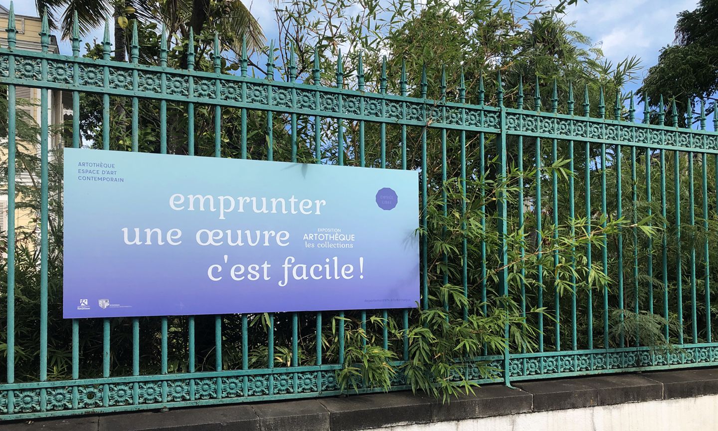 diseño gráfico para la campaña "¡tomar prestada una obra de arte es fácil!" de la Artothèque. Cartel colgado en la valla en la rue de Paris, Saint-Denis, isla de La Reunión.