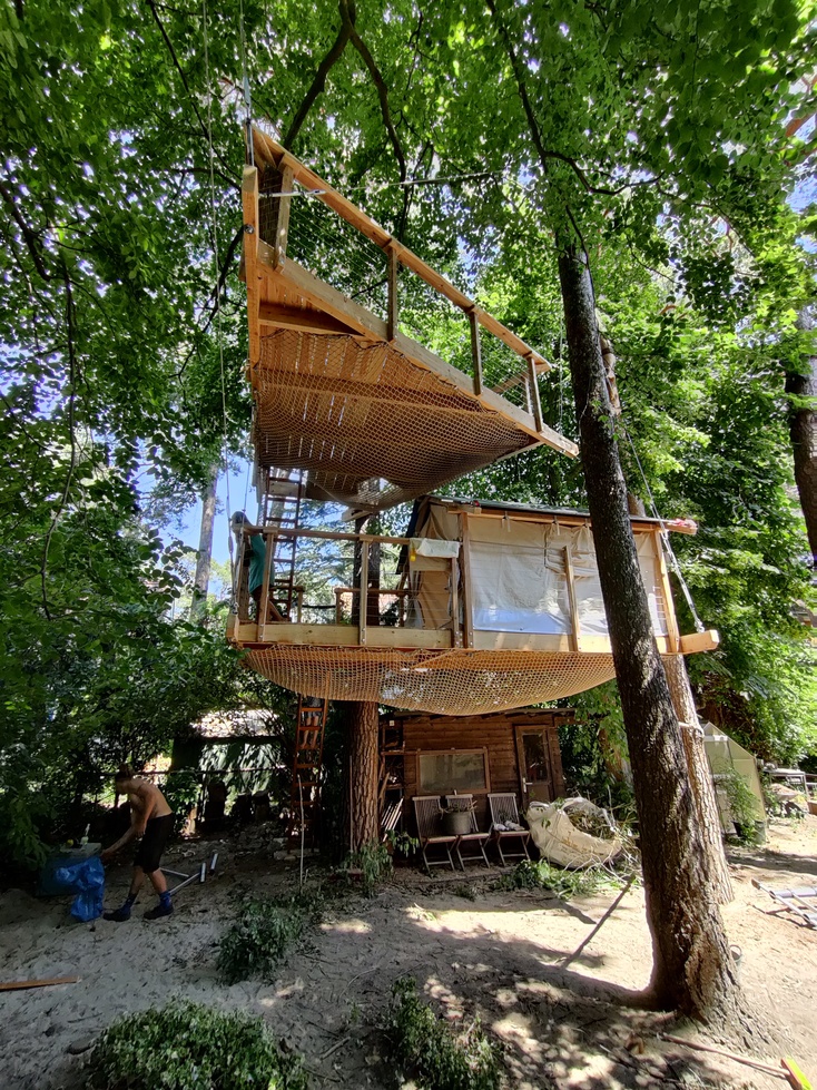 Zwei Plattformen übereinander mit Zelt