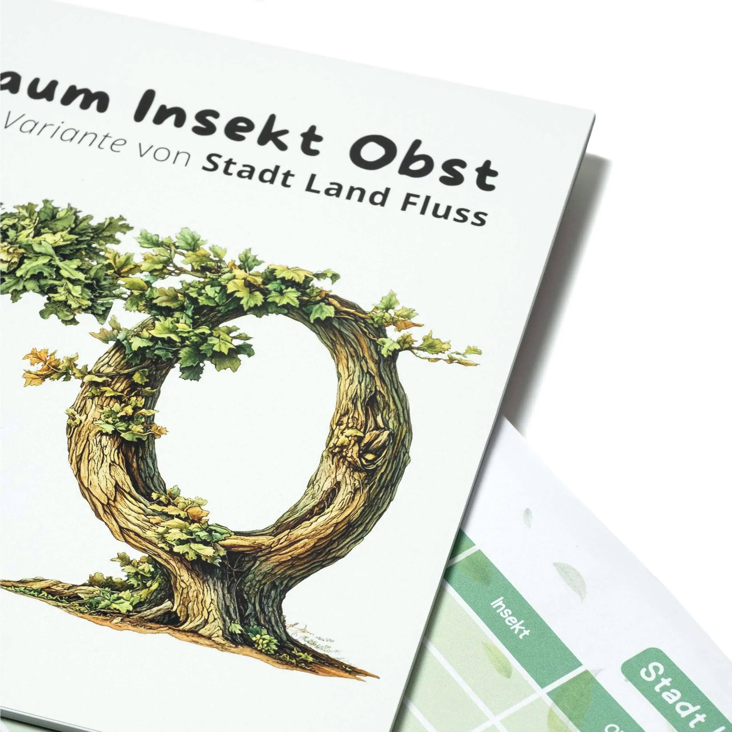 Nahaufnahme des Buchstaben O als gewundener Baumstamm mit realistisch illustrierten grünen Blättern und Titelbeschriftung 'Baum Insekt Obst'