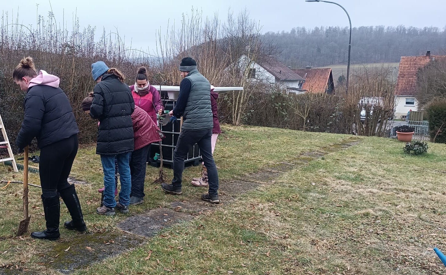 Kinder pflanzen und pflegen Obstbäume im Nachhaltigkeitsprojekt der Lugredu Stiftung