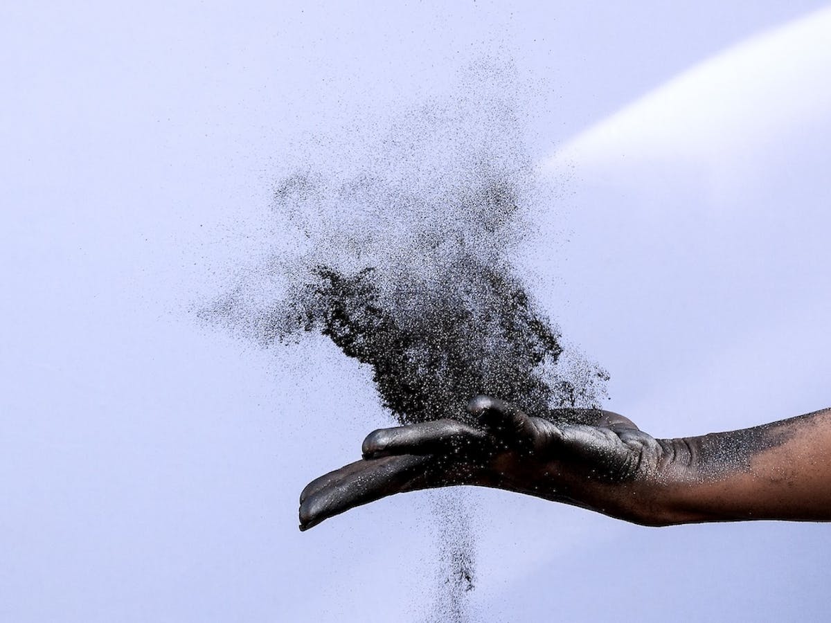 Graphit aus der Hand geworfen