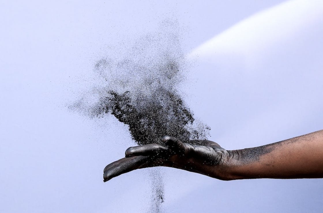 Graphit aus der Hand geworfen