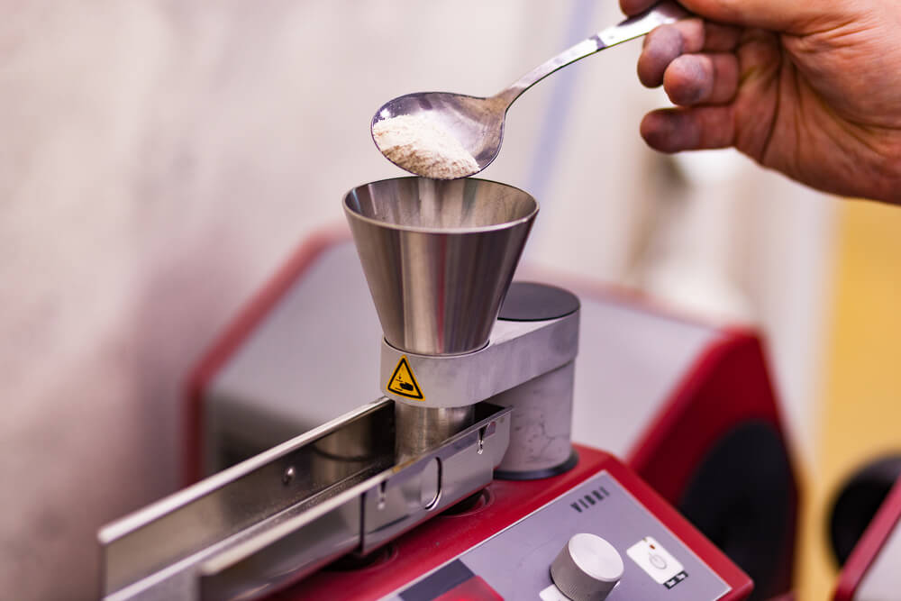 Graphit, welches im Labor auf REACH Konformität getestet wird