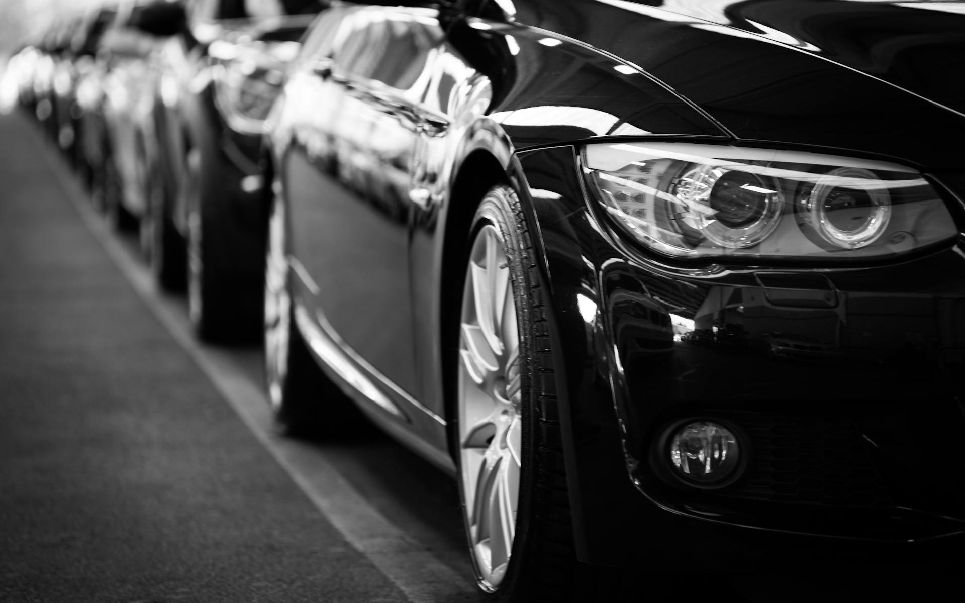 Scheinwerfer und seitliche Front eines Autos