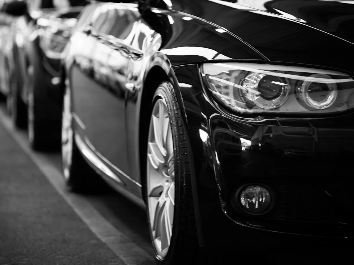 Scheinwerfer und seitliche Front eines Autos