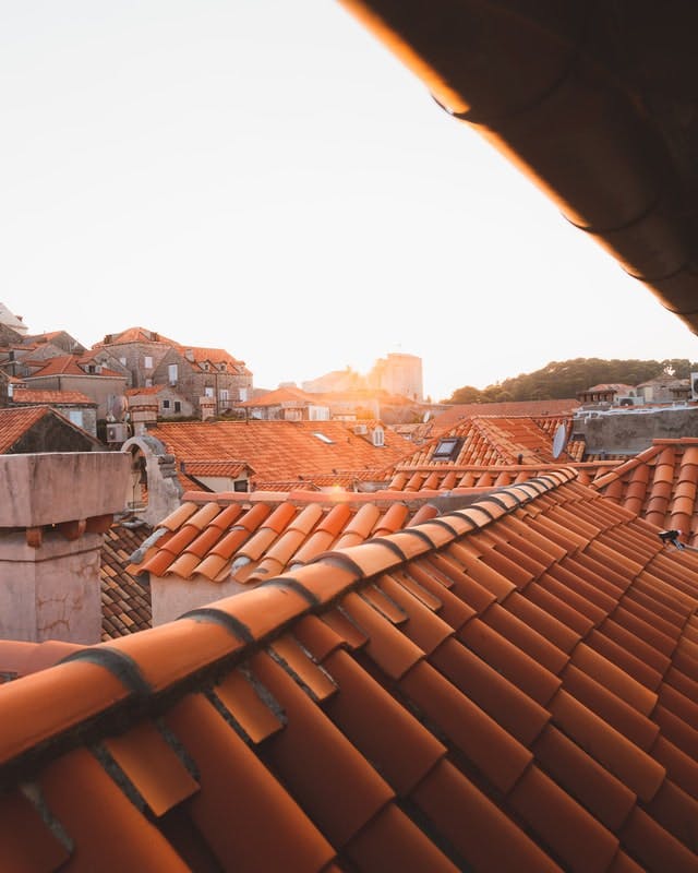 Fuite de toiture : Causes probables, solutions et prix indicatifs